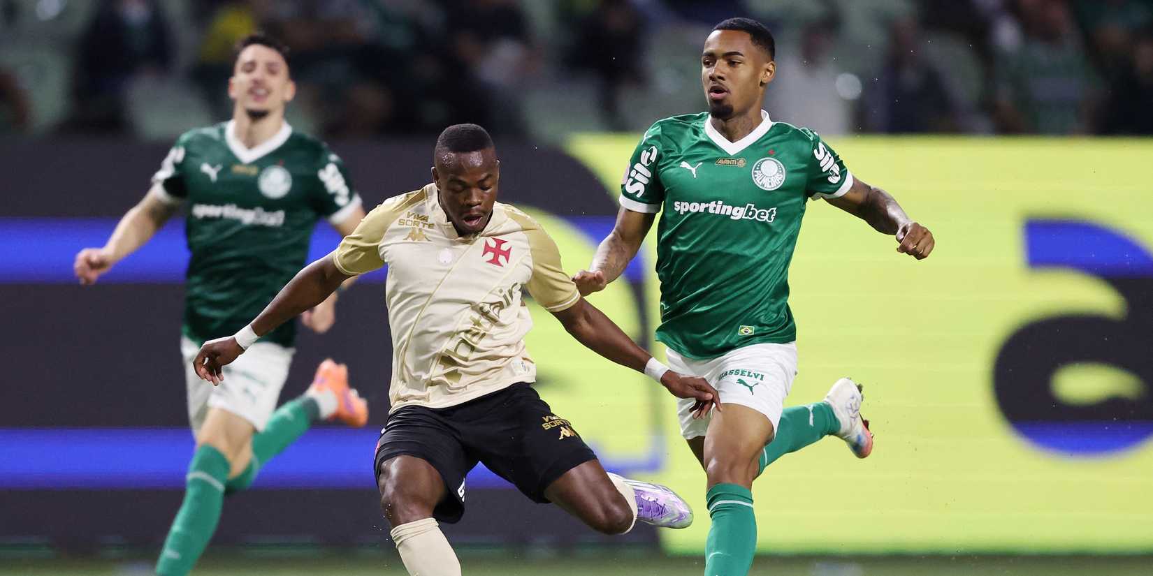 Vasco da Gama's Andres Gomez in action with Palmeiras' Allan Andrade