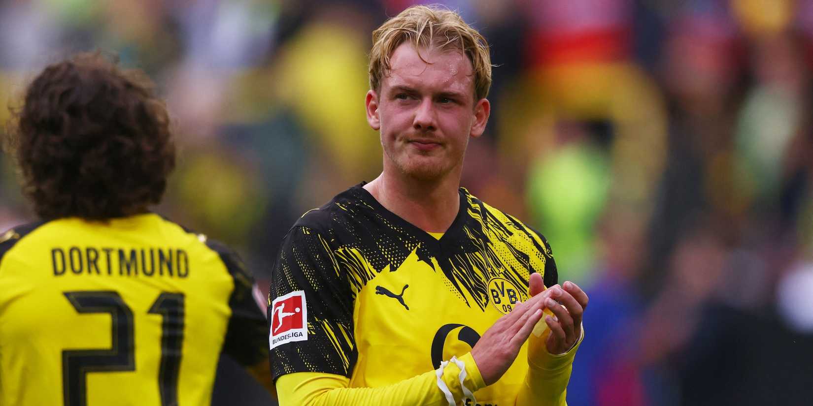 Julian Brandt, do Borussia Dortmund, aplaude a torcida após a partida
