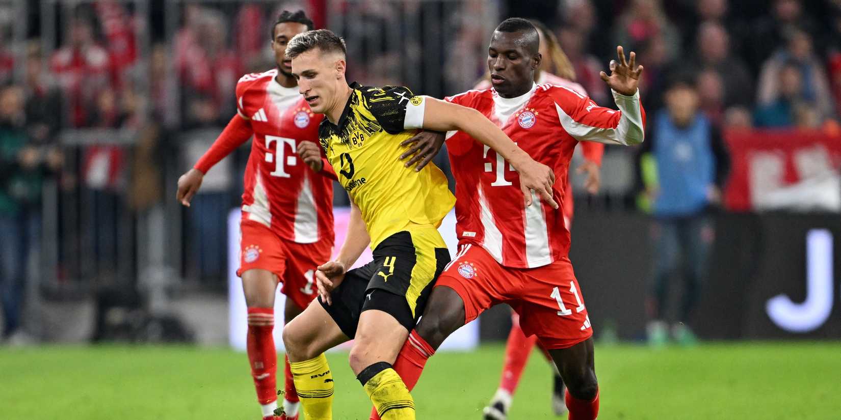 Borussia Dortmund's Nico Schlotterbeck in action with Bayern Munich's Nicolas Jackson