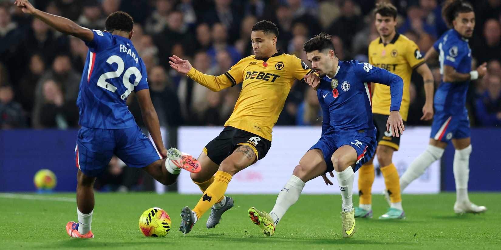 Wesley Fofana, do Chelsea, em ação com João Gomez, do Wolverhampton Wanderers