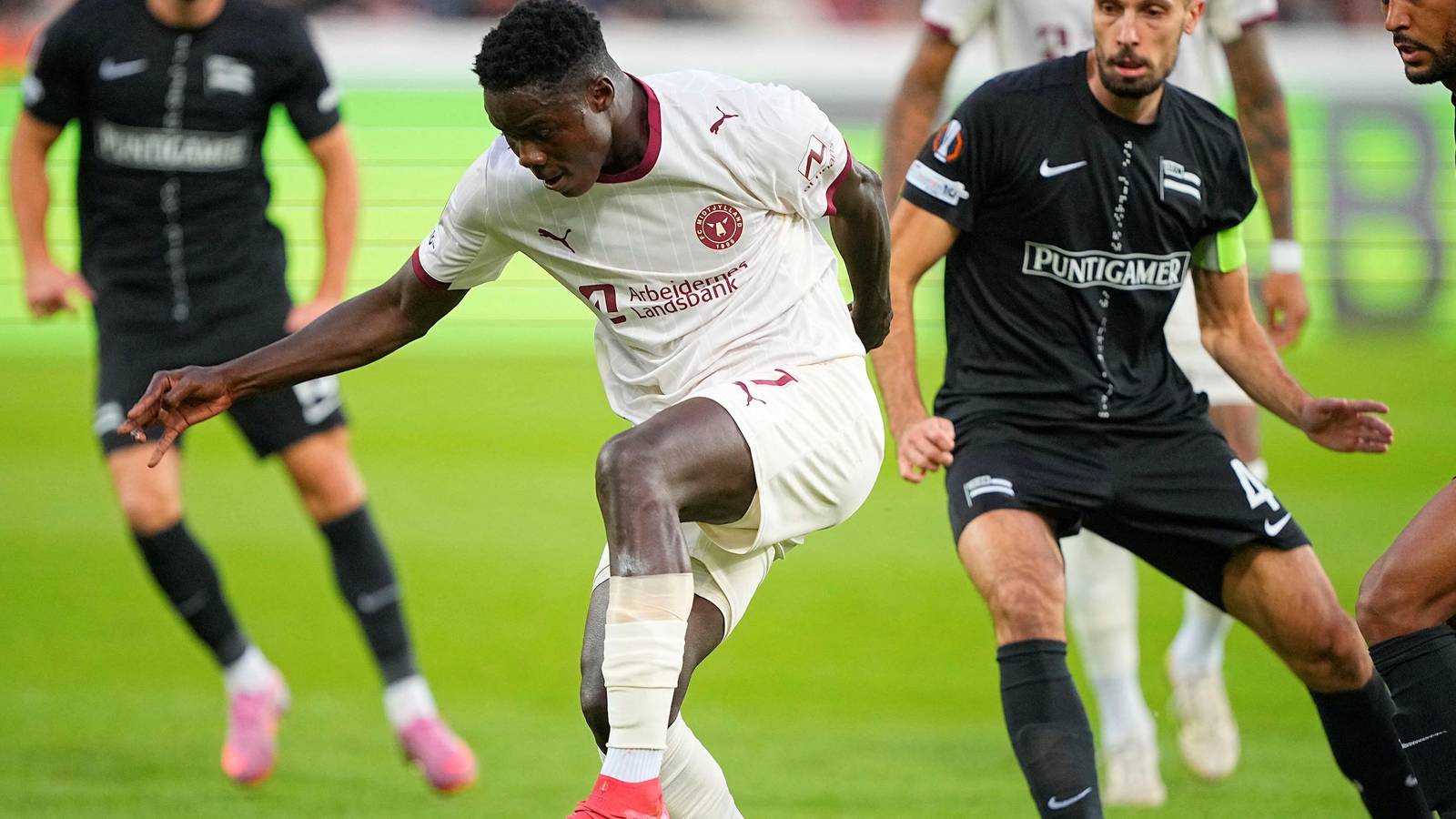 Leeds now racing to sign "unstoppable" striker with 19 goals already in 25/26