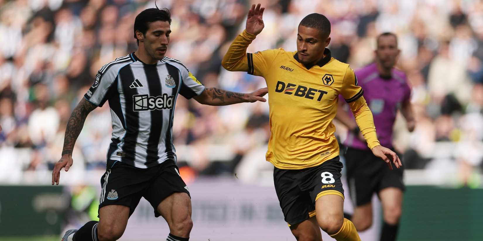 Sandro Tonali do Newcastle United em ação com João Gomes do Wolverhampton Wanderers
