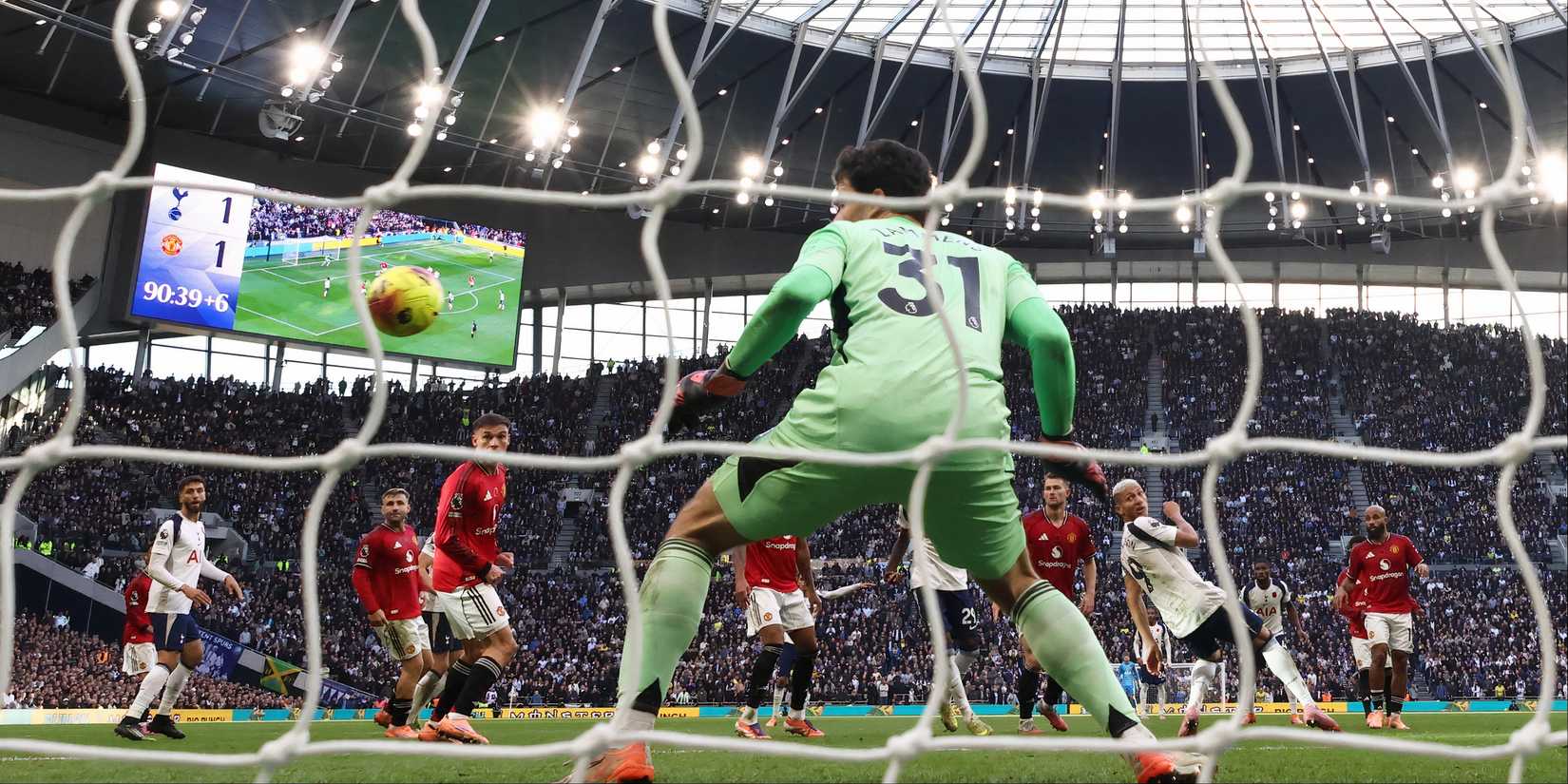 Senne-Lammens-Man-Utd-Spurs