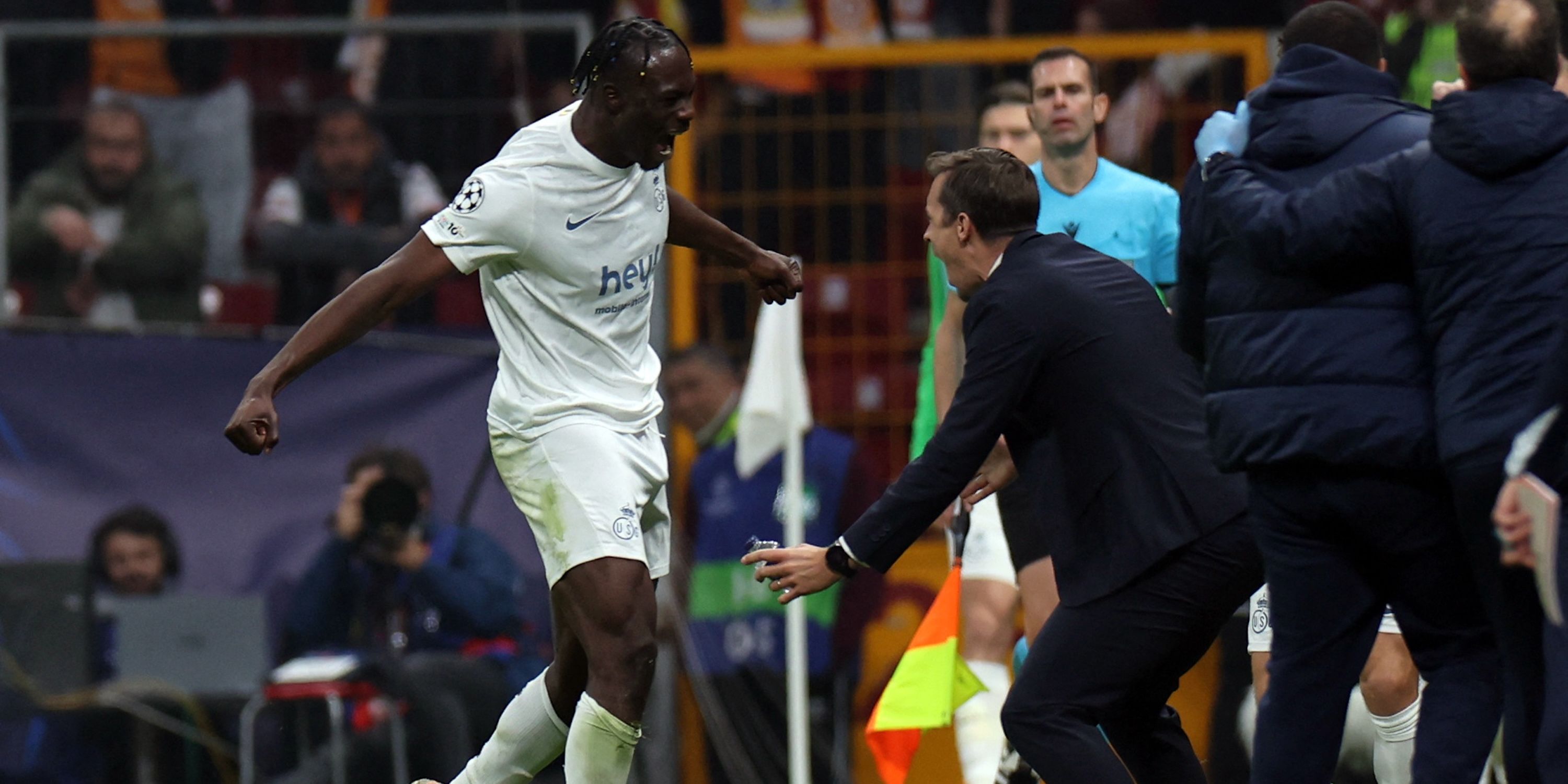 La Promesse David of Union Saint-Gilloise celebrates his first goal with coach David Hubert