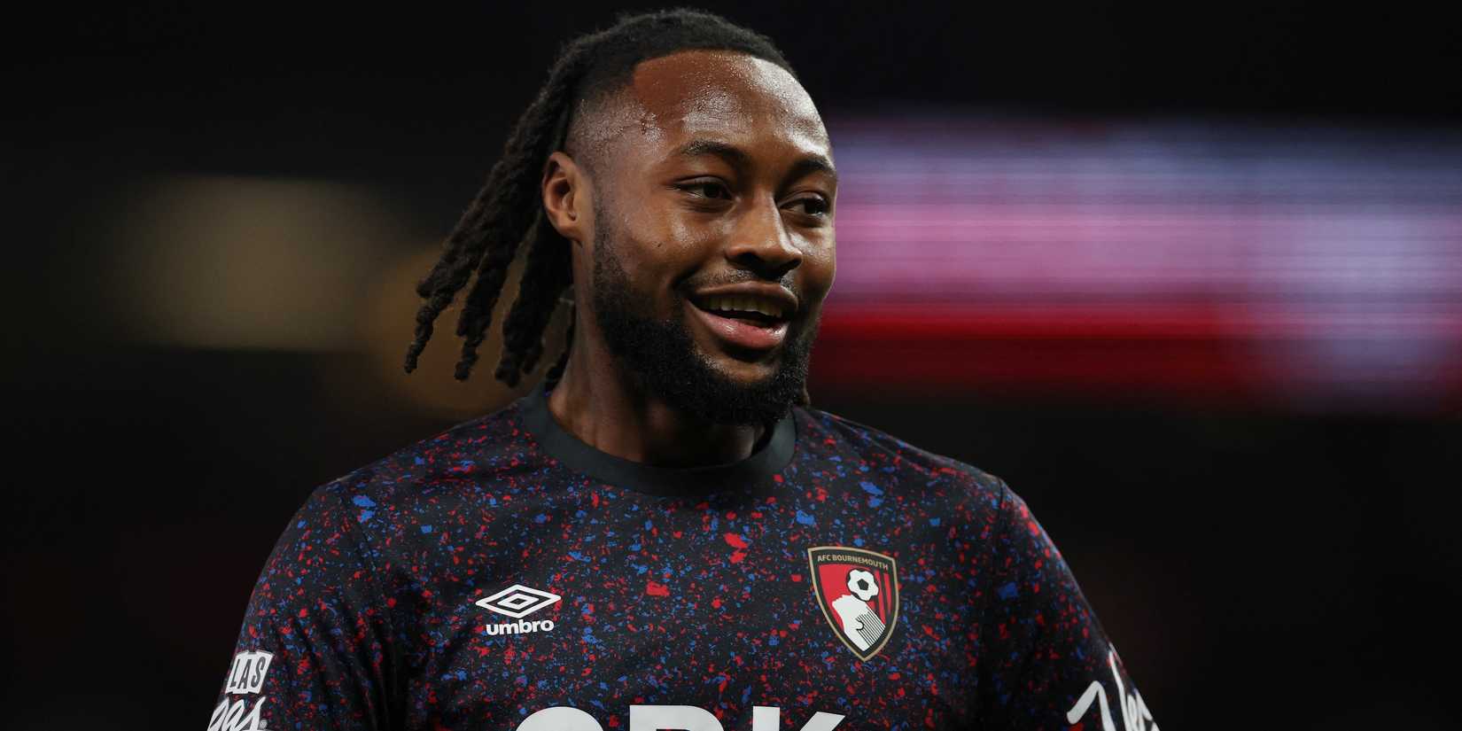 Antoine Semenyo, do AFC Bournemouth, durante o aquecimento antes da partida