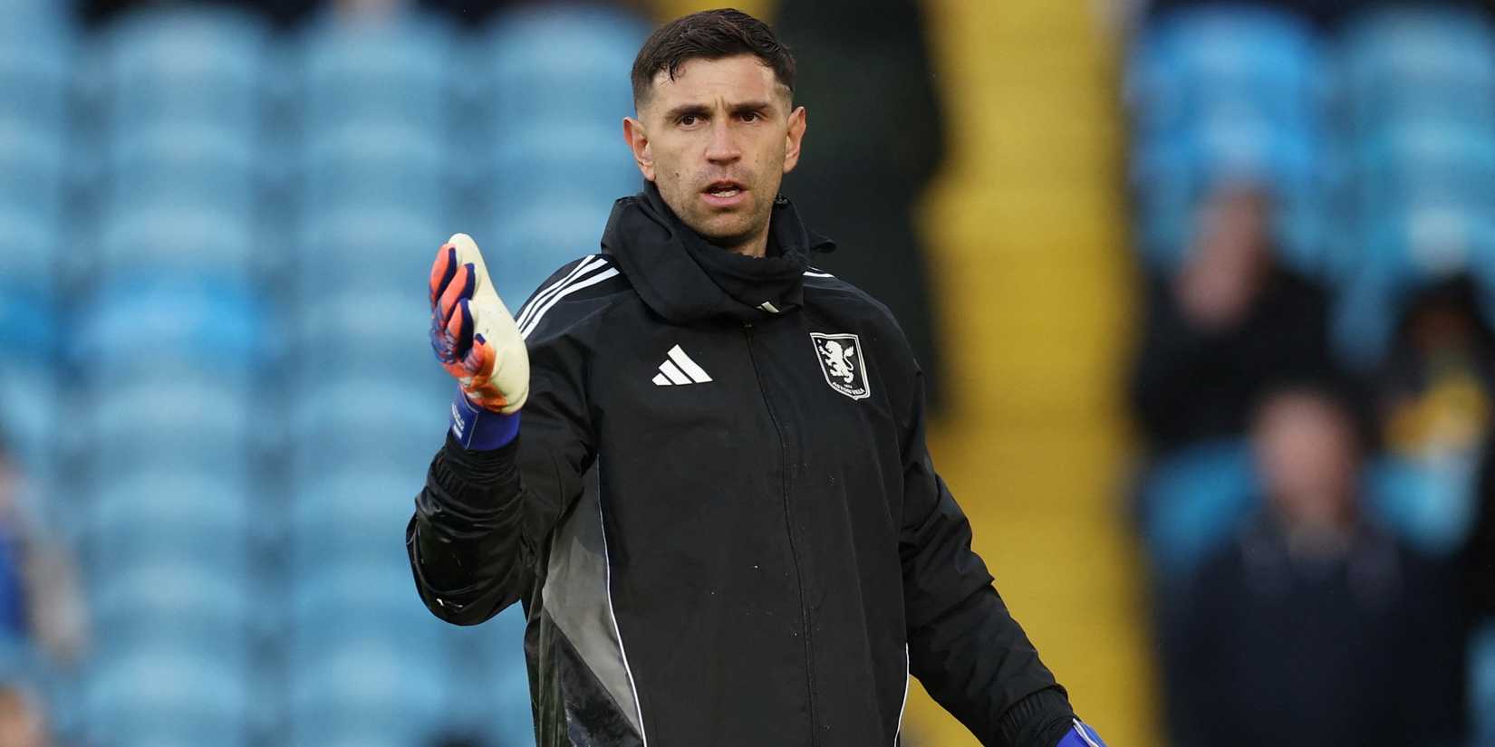 Emiliano Martinez, do Aston Villa, durante o aquecimento pré-jogo