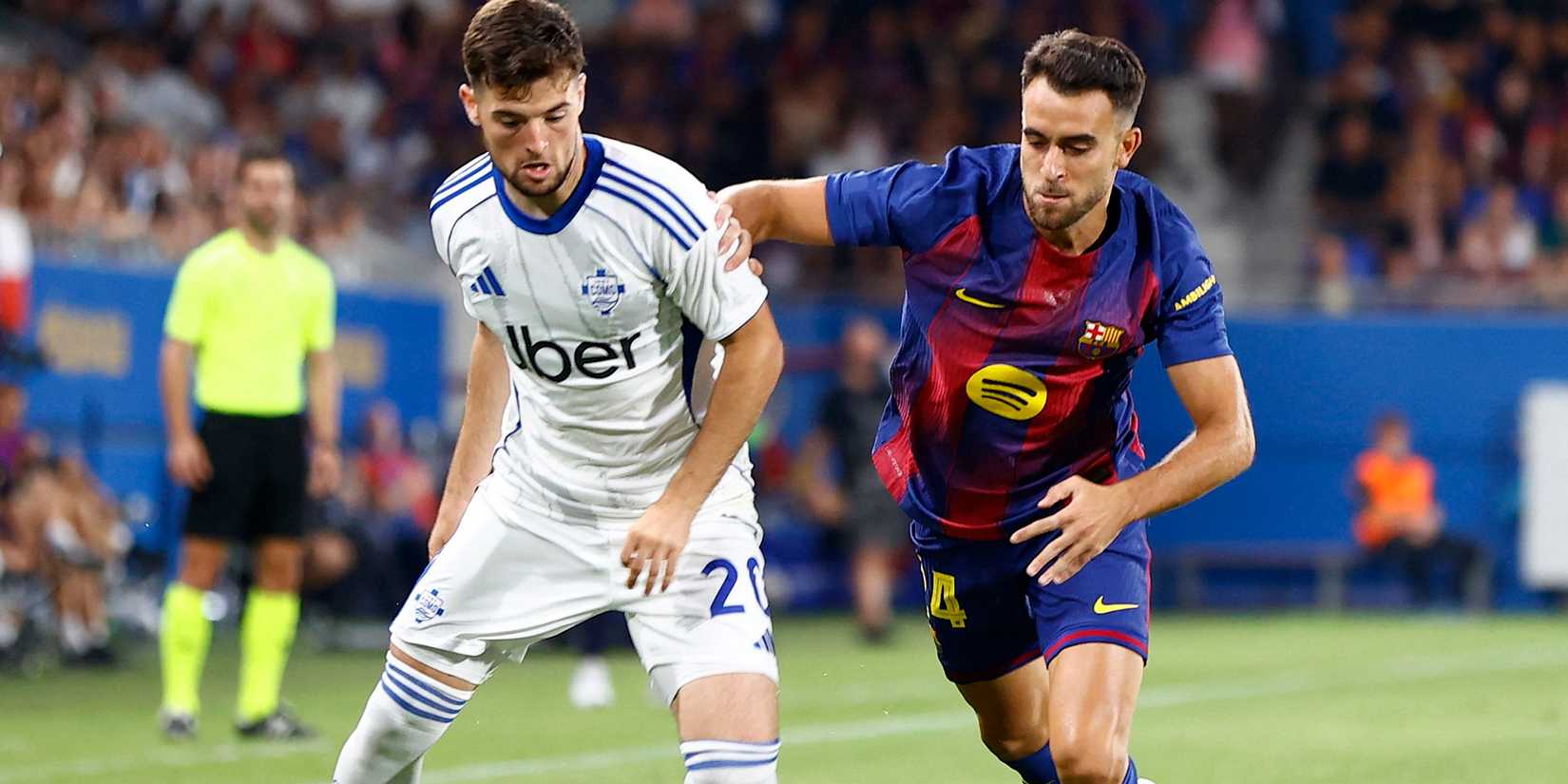 Como's Martin Baturina in action with FC Barcelona's Eric Garcia