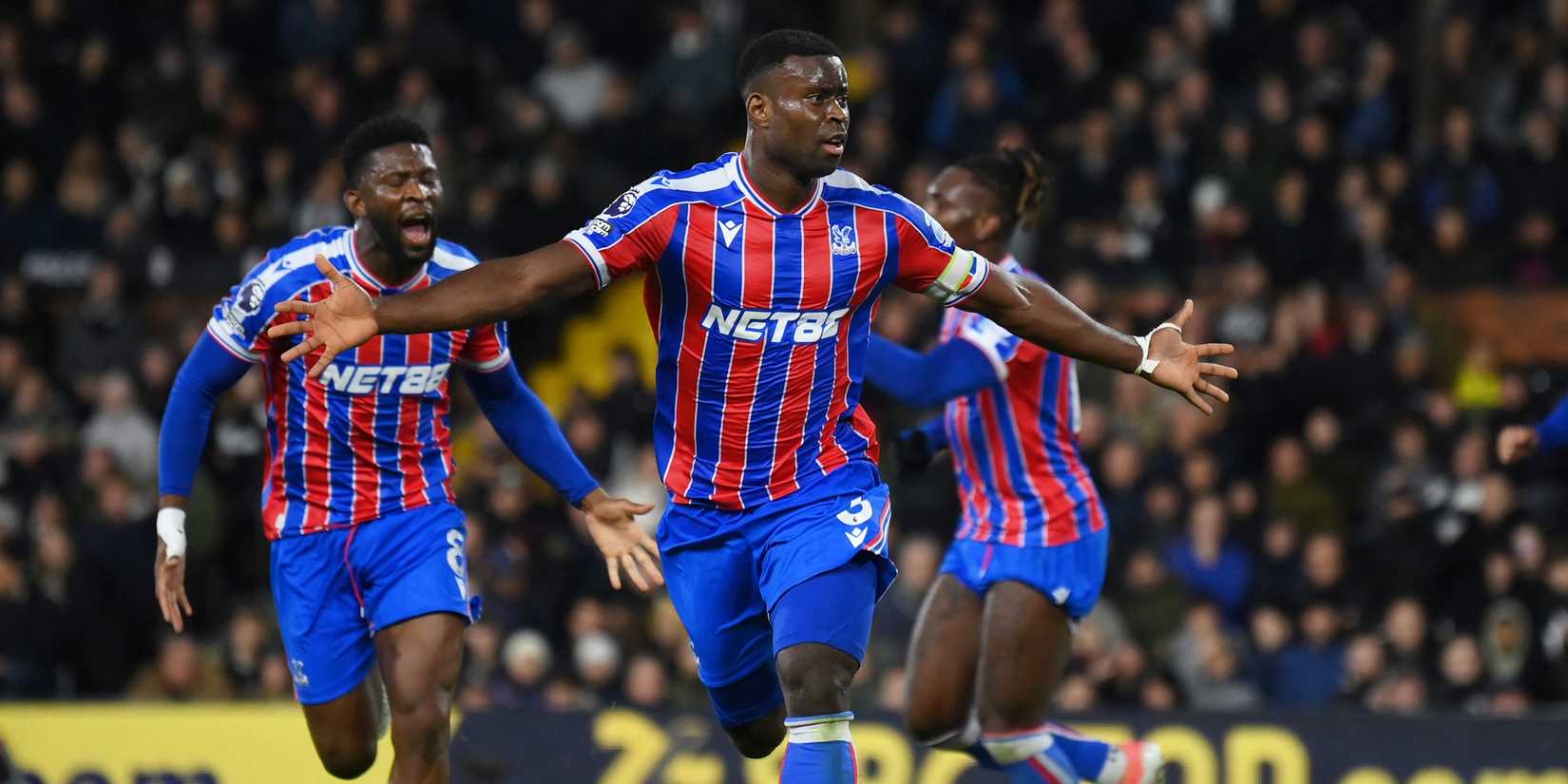 Marc Guehi, do Crystal Palace, comemora o segundo gol