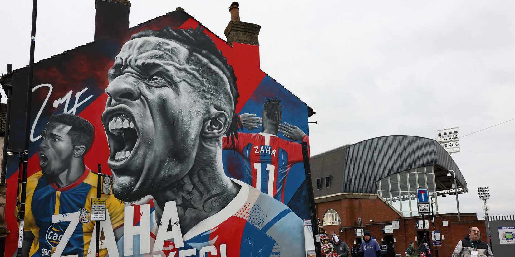 Uma visão geral do mural do ex-jogador do Crystal Palace Wilfried Zaha fora do estádio