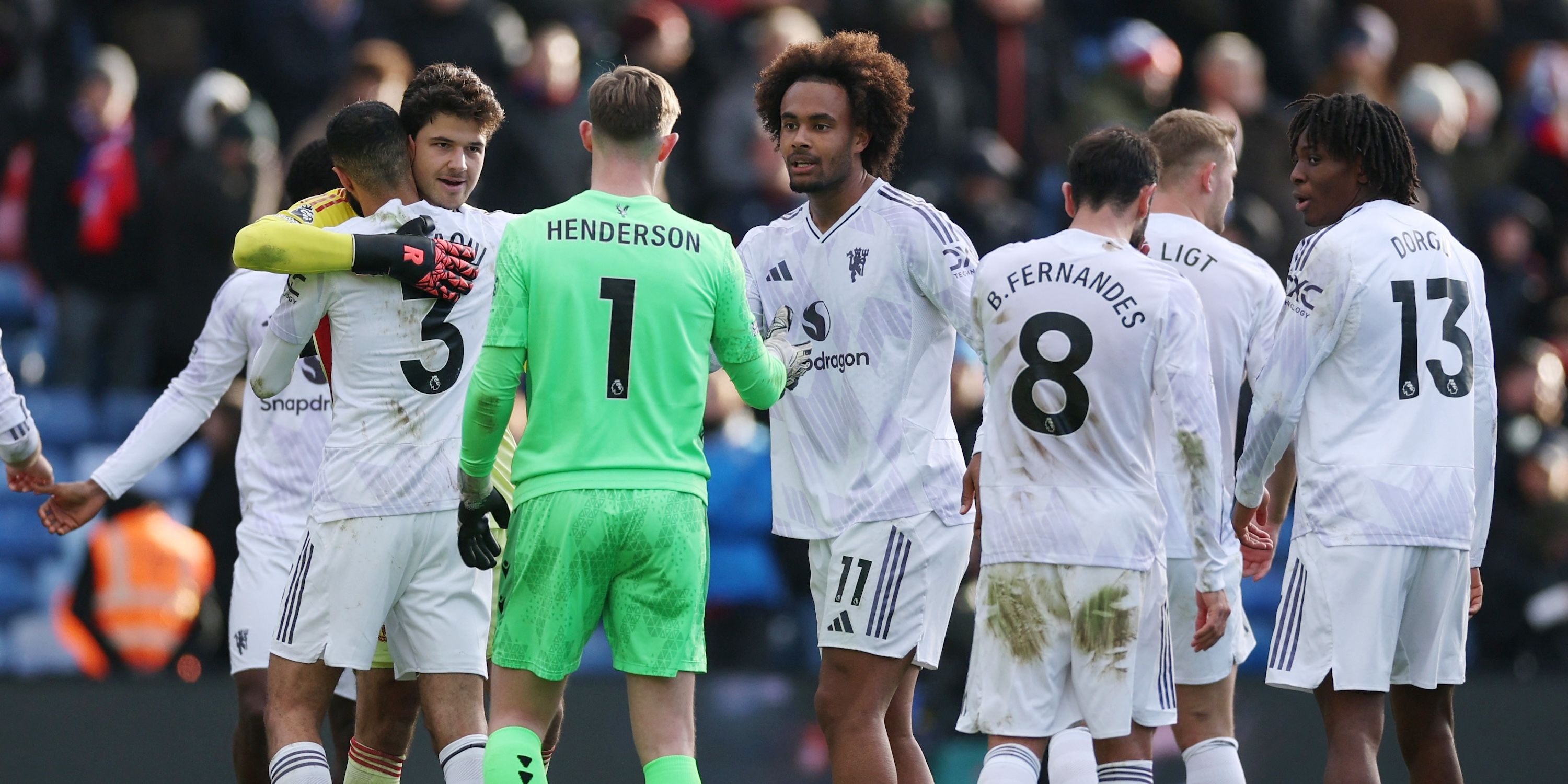 Manchester United's Joshua Zirkzee with teammates celebrate after the match