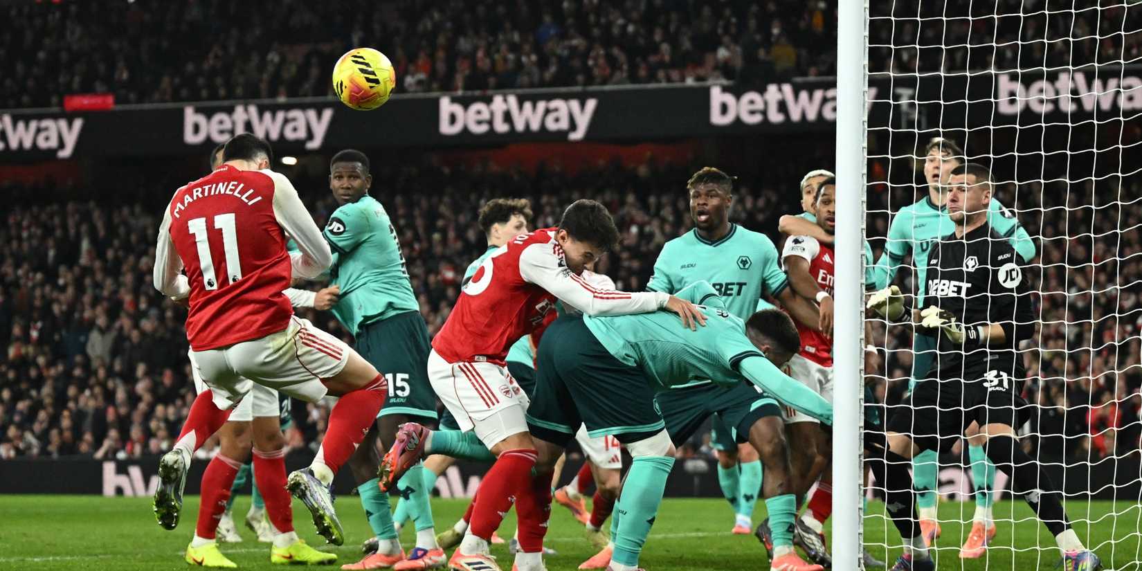 Martinelli misses a header from an Arsenal corner vs Wolves