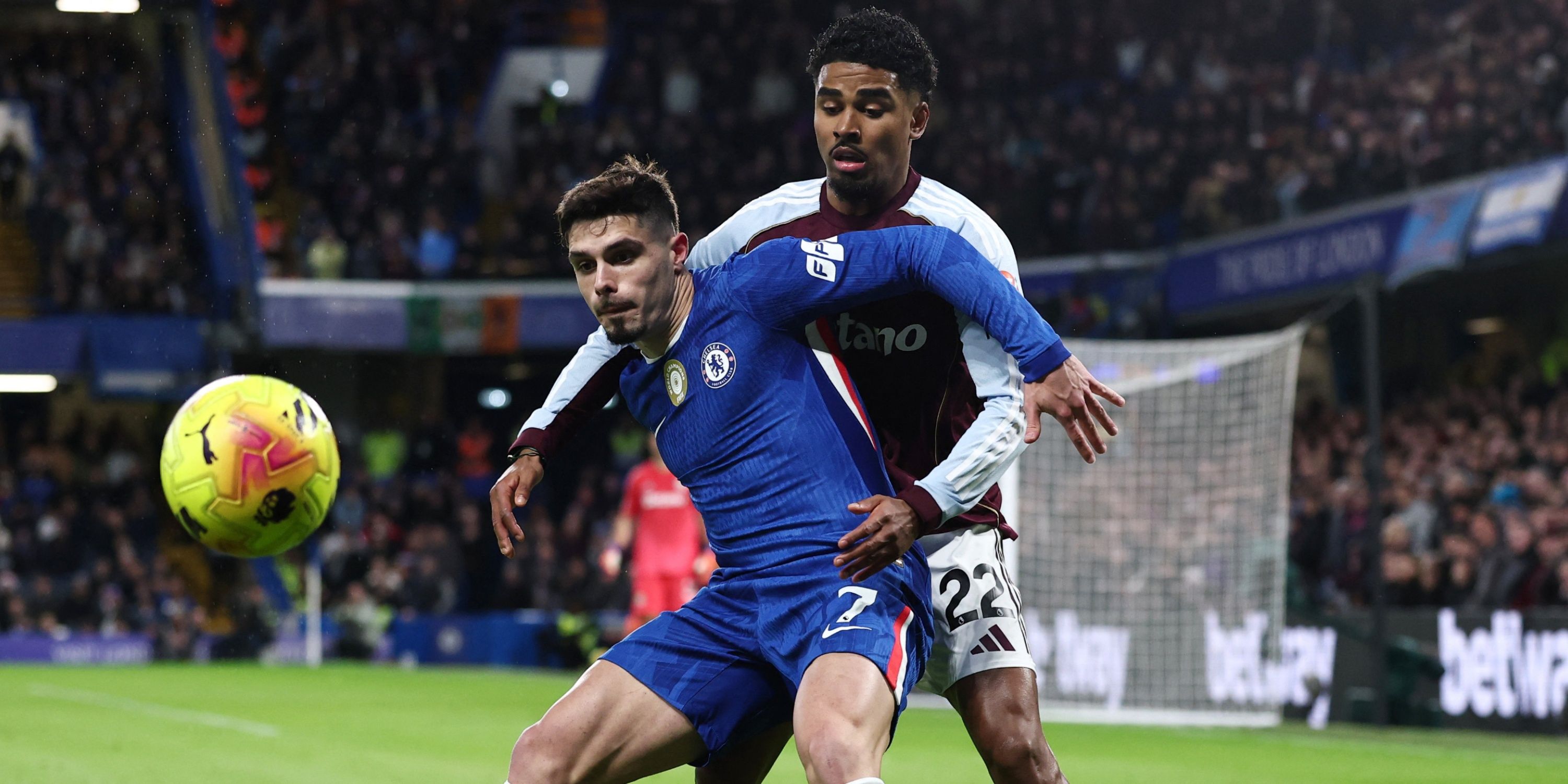 Pedro Neto em ação com a camisola do Chelsea.