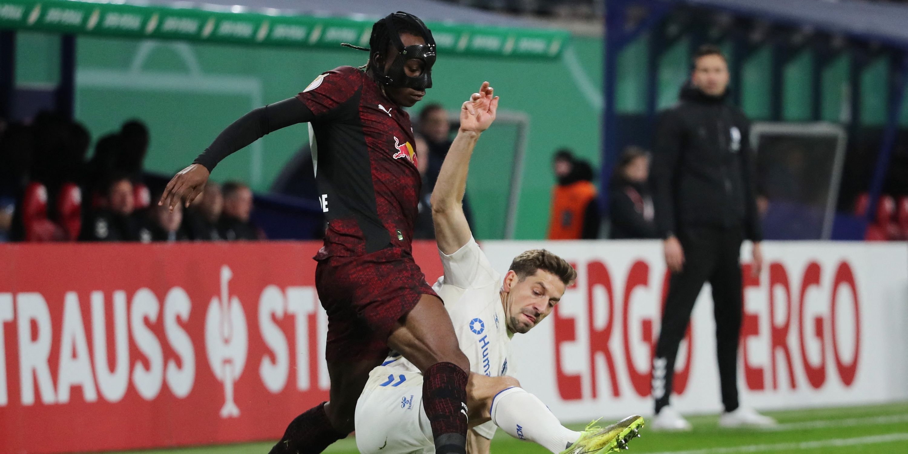 Yann Diomond do RB Leipzig em ação com 1. Alexander Nolenberger do FC Magdeburg 
