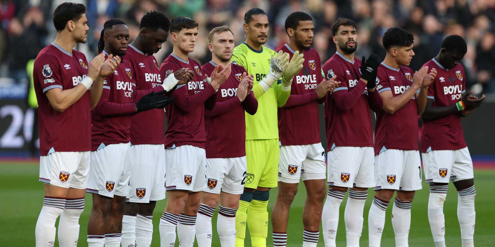 West Ham United players applauded for a few minutes in tribute to former West Ham United player Billy Bonds 