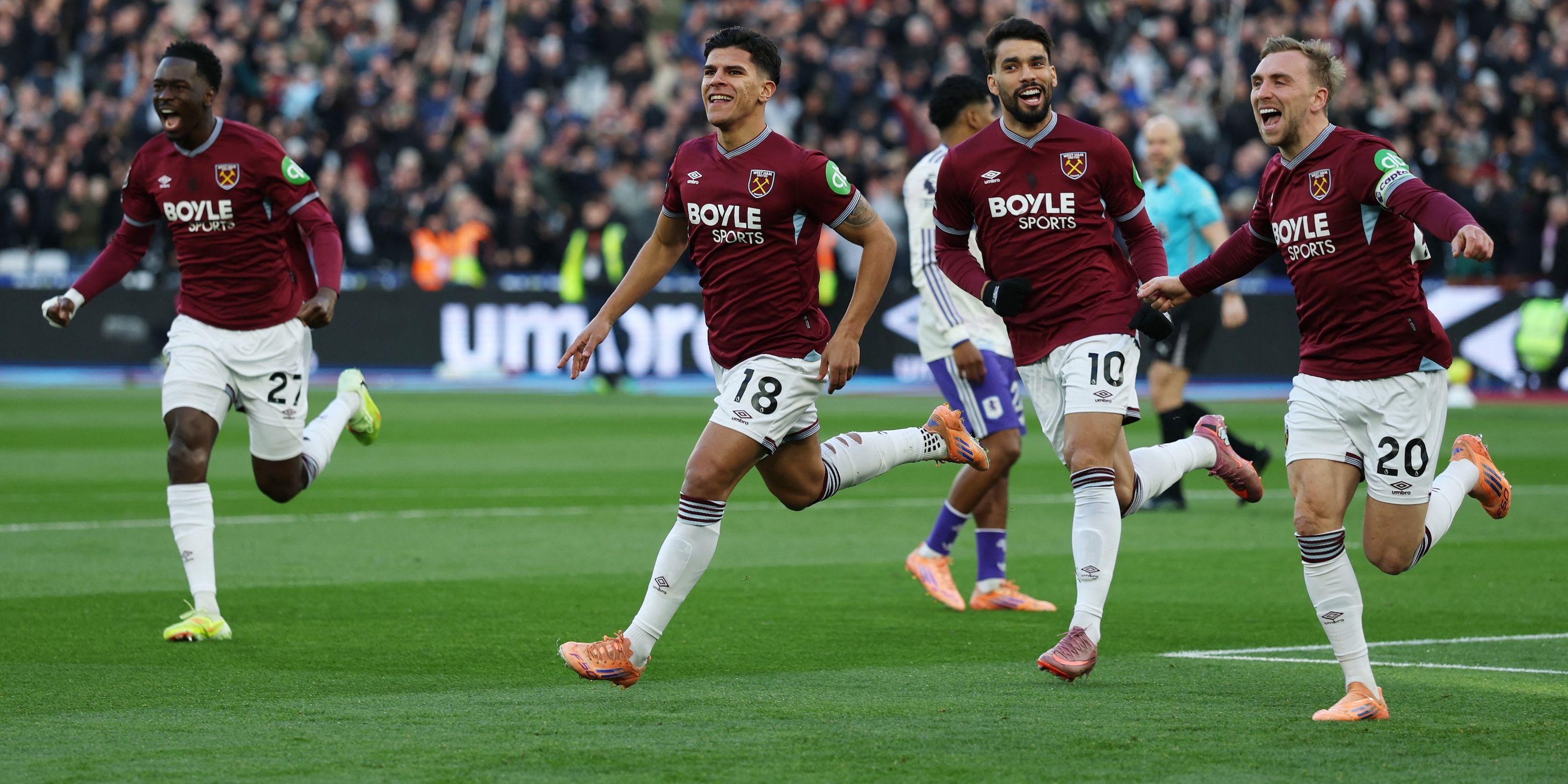 Mateus Fernandes, de West Ham United, celebra su primer gol con sus compañeros de equipo -1