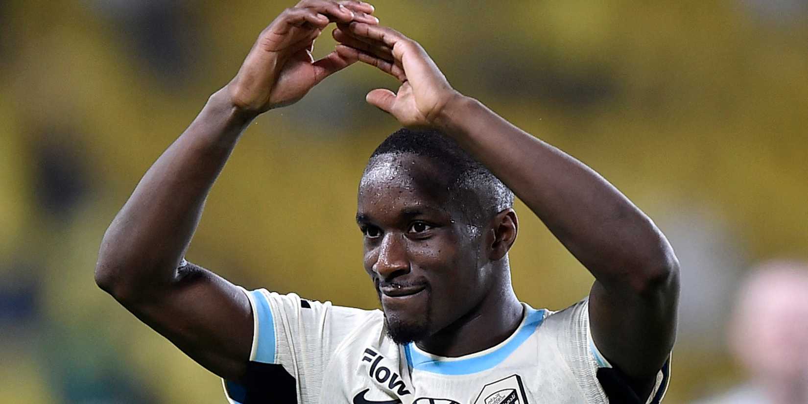 Moussa Debi, do United, comemora após a partida