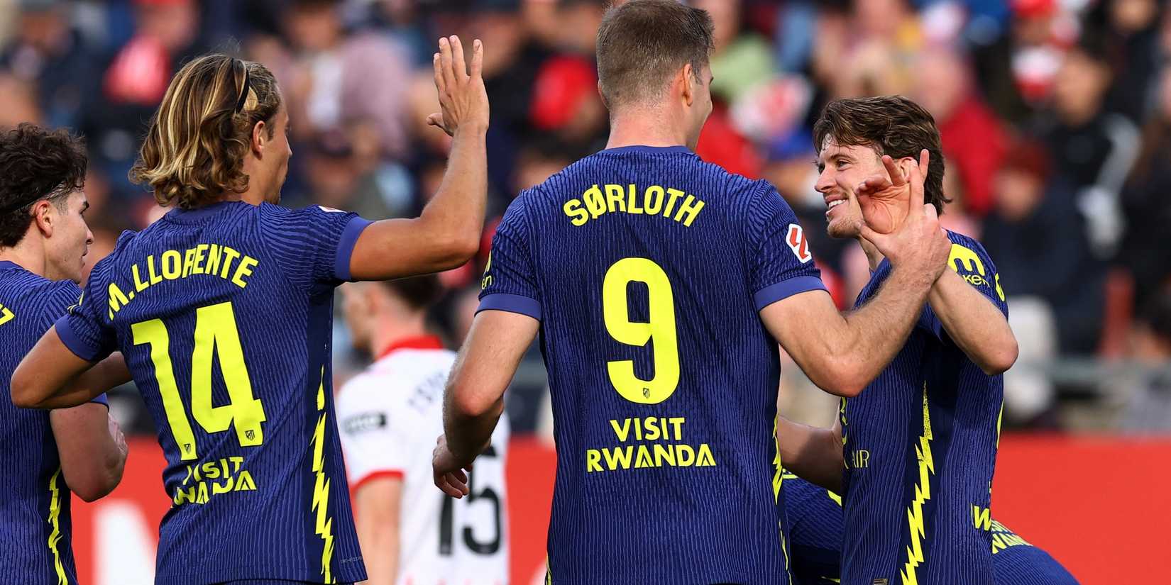 Conor Gallagher, do Atlético de Madrid, comemora seu segundo gol com companheiros de equipe