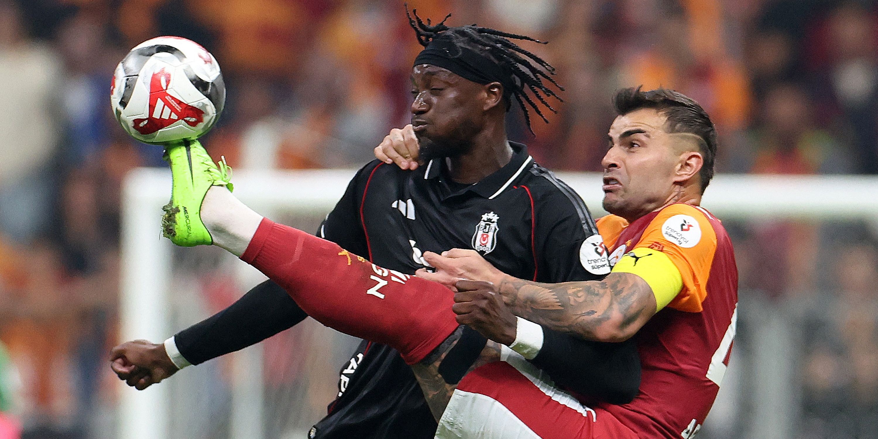 Timmy Ibrahim do Besiktas em ação com Abdul Karim Bardaksi do Galatasaray