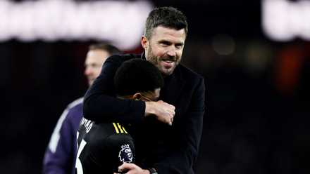 Michael Carrick e Amad Diallo, do Man United