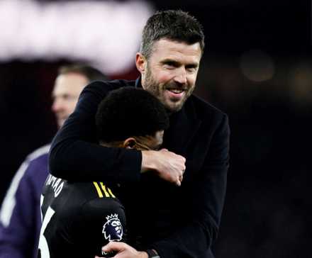 Michael Carrick y Amad Diallo de Man United