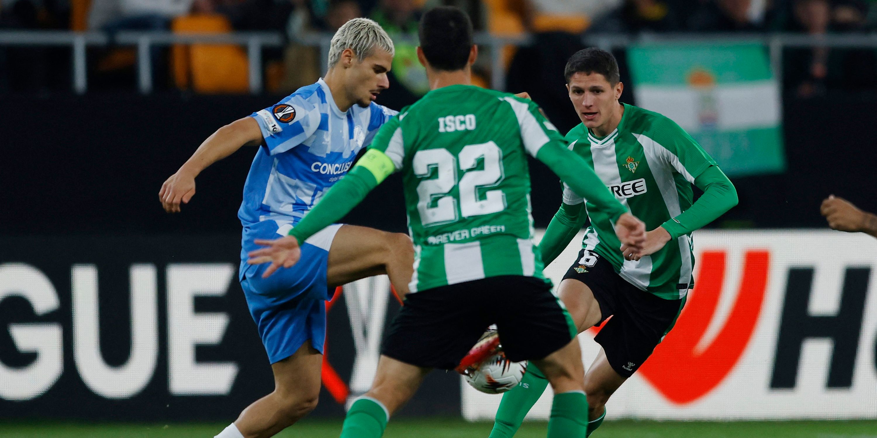 Can Bozdugan, do FC Utrecht, em ação com Isco e Sergi Altemera, do Real Betis 