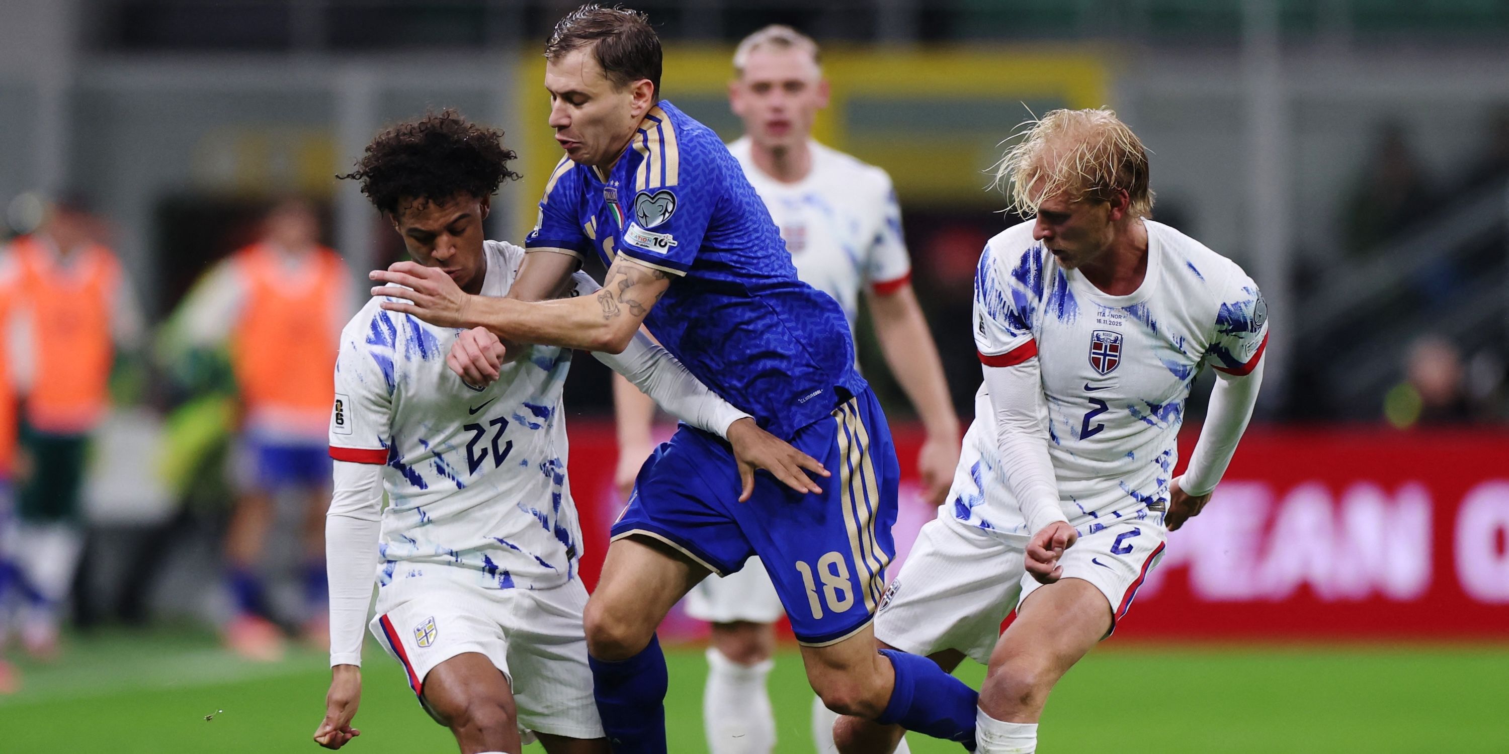 Nicolo Barella, da Itália, em ação com Oscar Bob e Morten Thorsby, da Noruega