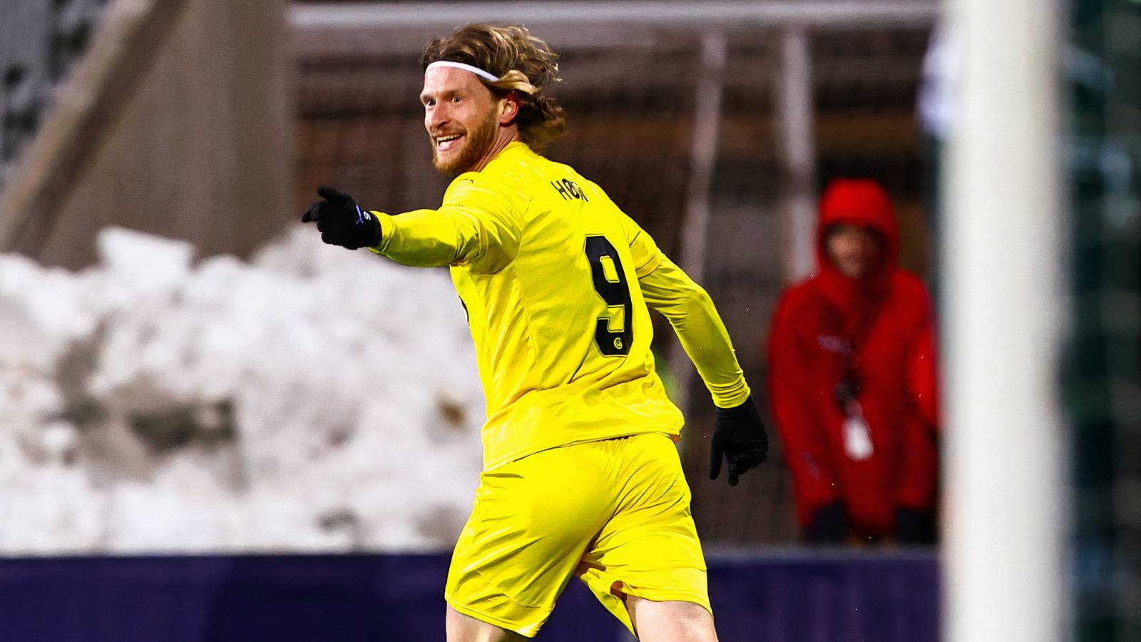 Imagine him & Hogh: Norwich pursuing late deal to sign "electrifying" star