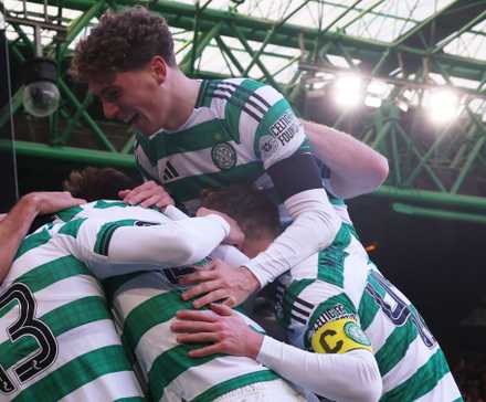 Los jugadores del Celtic celebran contra el Rangers