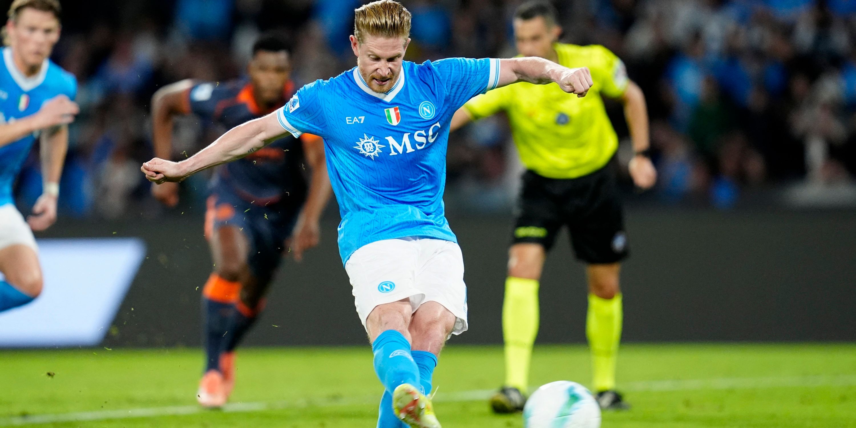 Kevin De Bruyne dari Napoli mencetak gol pertama mereka dari titik penalti