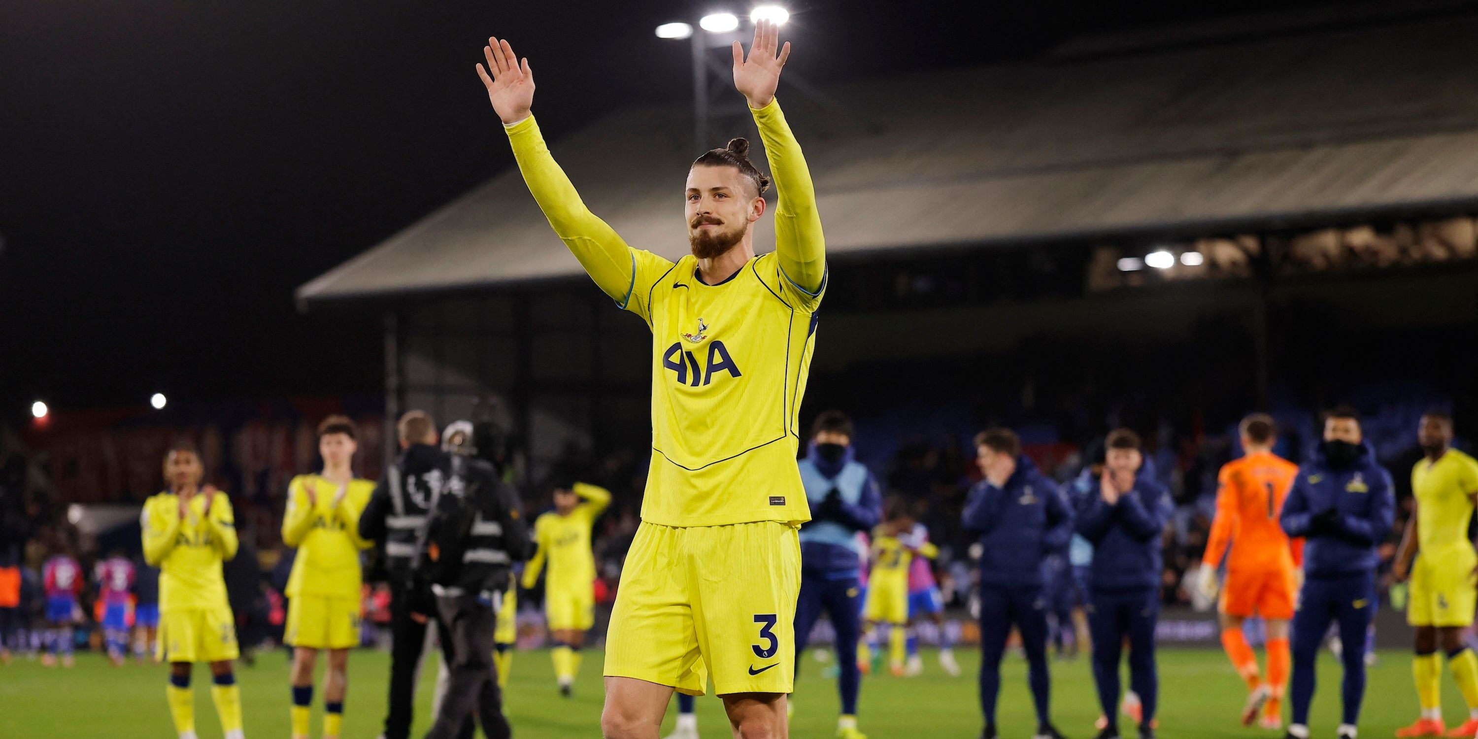 Rado Dragosin do Tottenham Hotspur comemora após a partida 