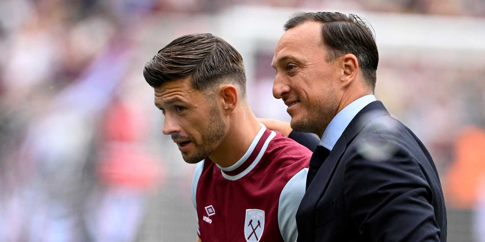 Aaron Cresswell, do West Ham United, posa com o diretor esportivo do West Ham, Mark Noble