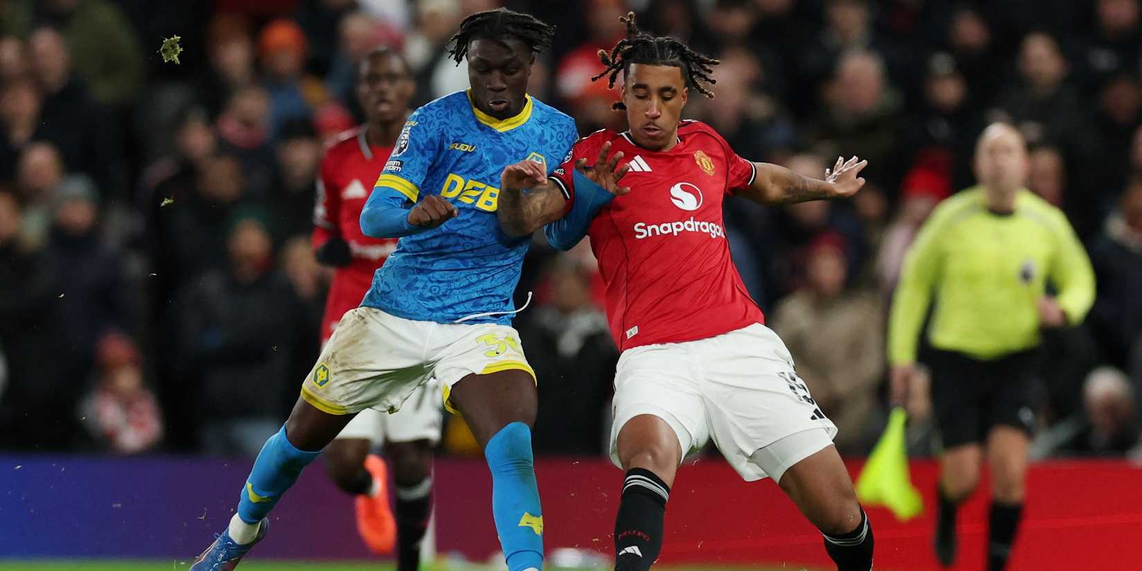 Matisse Mane, do Wolverhampton Wanderers, em ação com Lenny Euro, do Manchester United