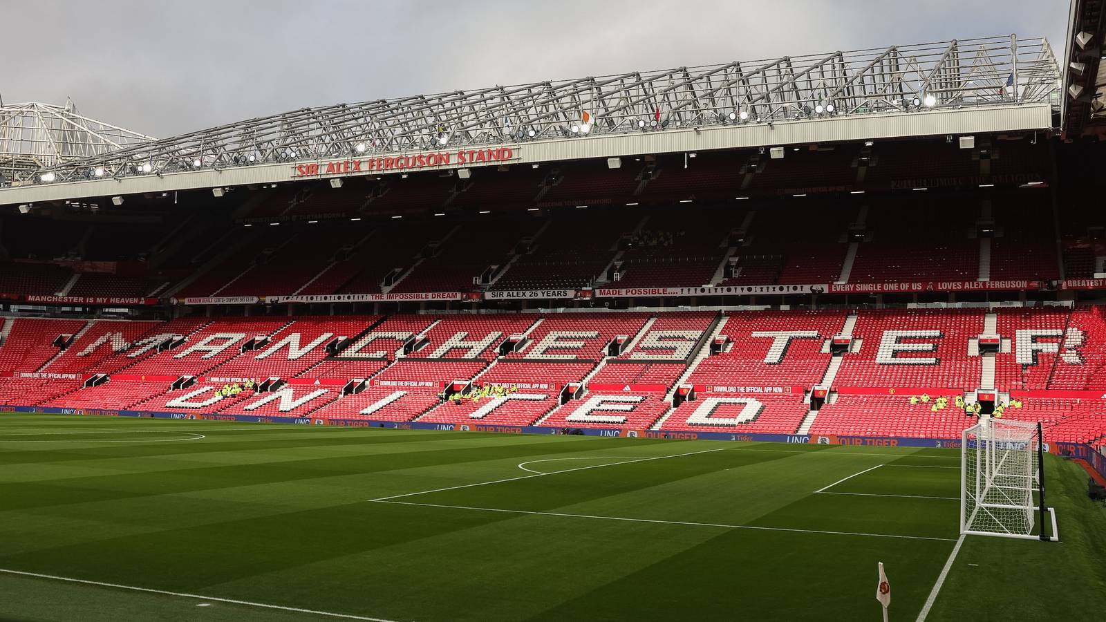 Man Utd board eyeing deal to smash record fee to bring in "amazing" manager