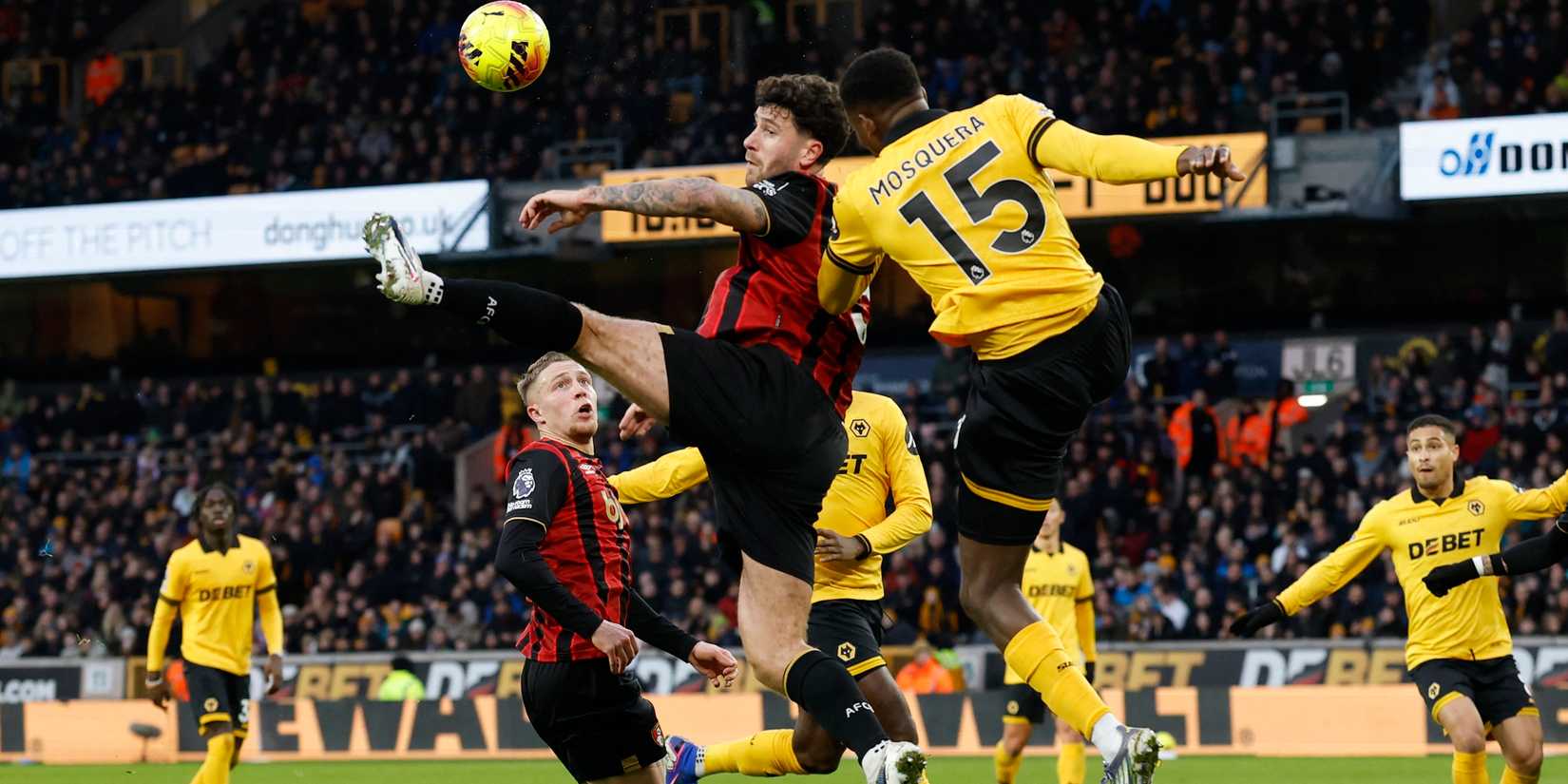 Marcus Sensi, do AFC Bournemouth, em ação com Yerson Masjidira, do Wolverhampton Wanderers