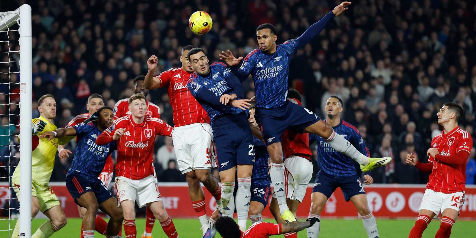 Gabriel Magalis e Michael Merino, do Arsenal, em ação com Morello, do Nottingham Forest 