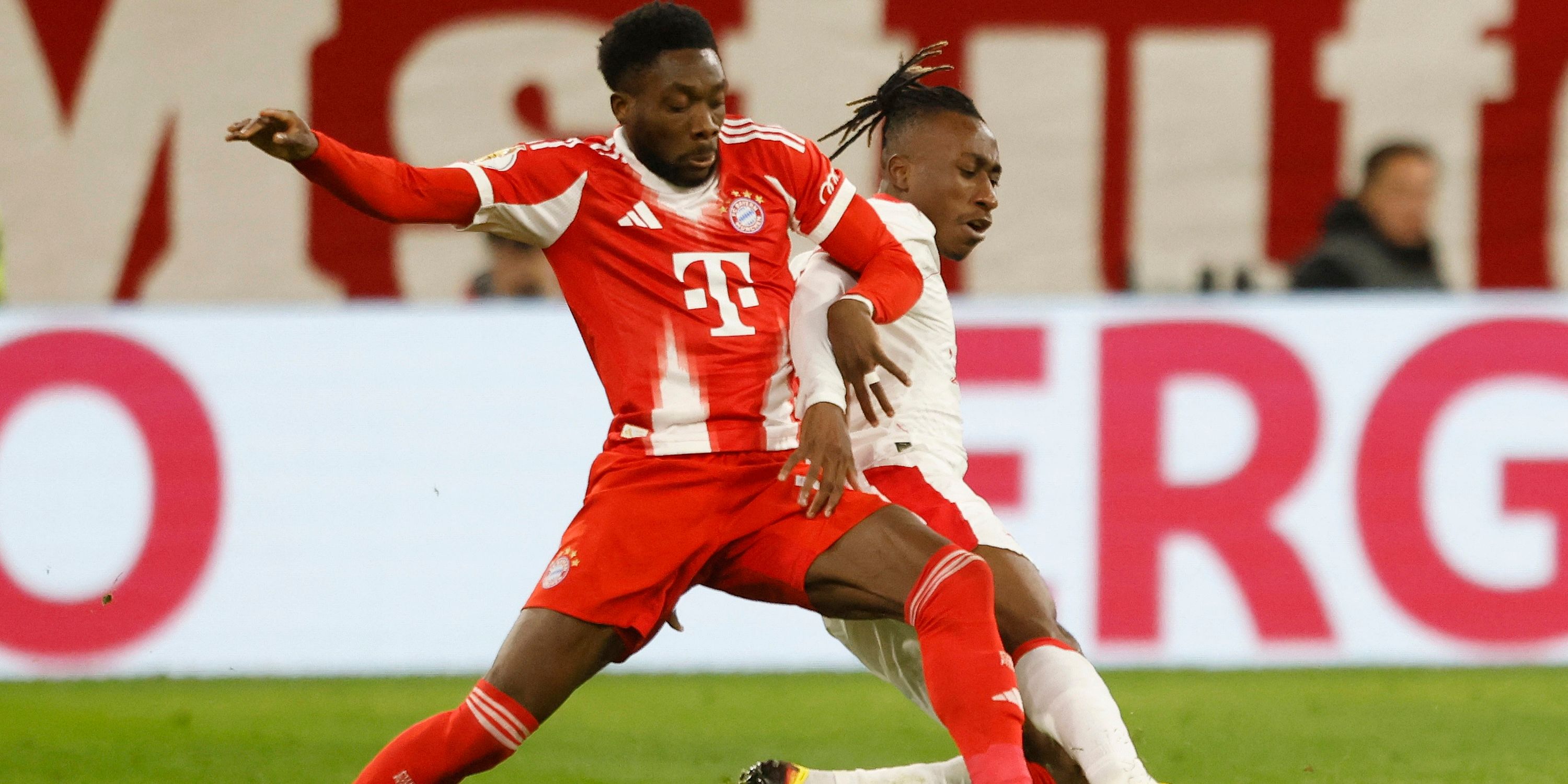 Alphonso Davies, do Bayern de Munique, em ação com Yann Diomond, do RB Leipzig