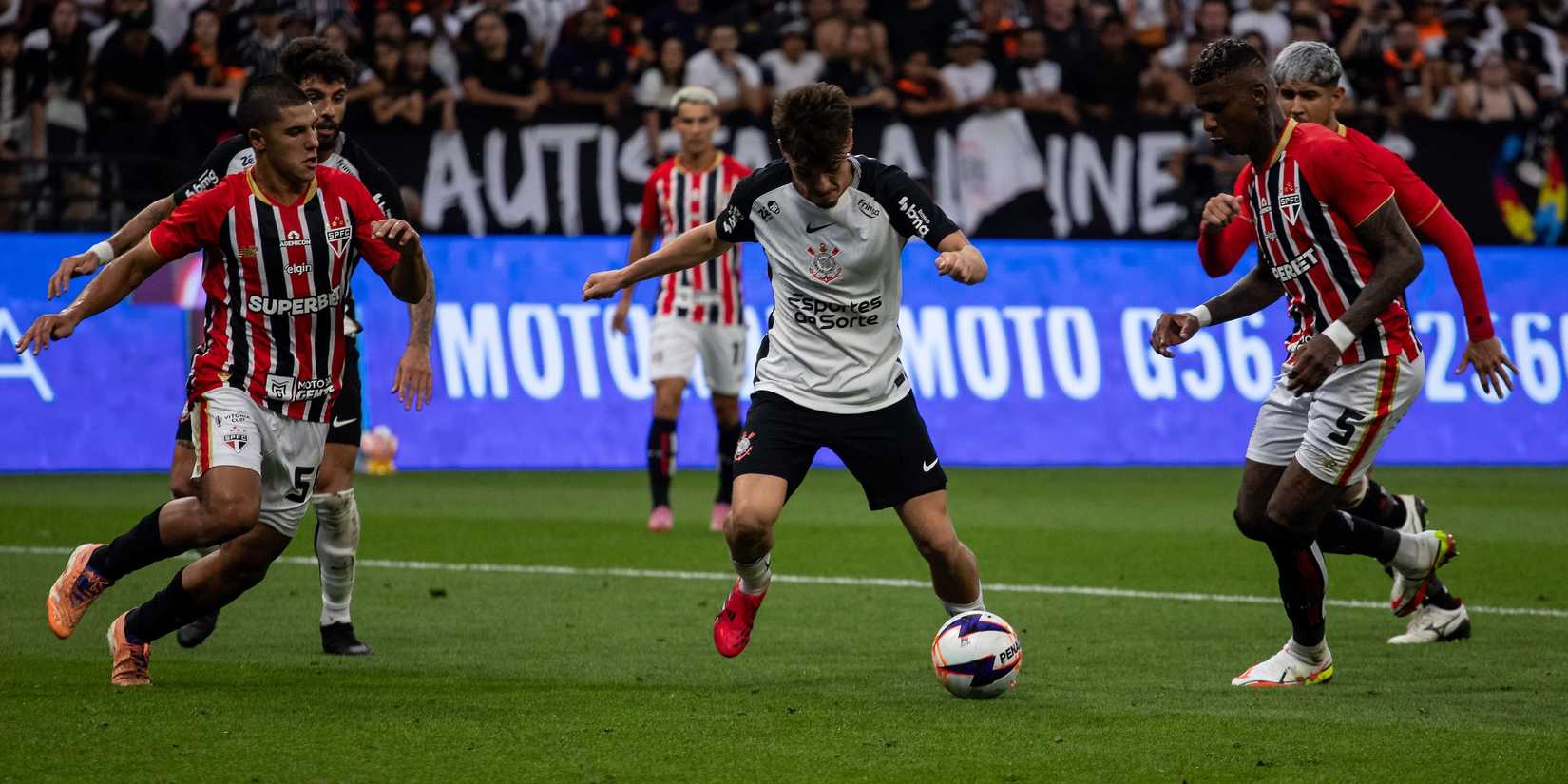 Breno Bidon scores a goal during the match between Corinthians and Sao Paulo