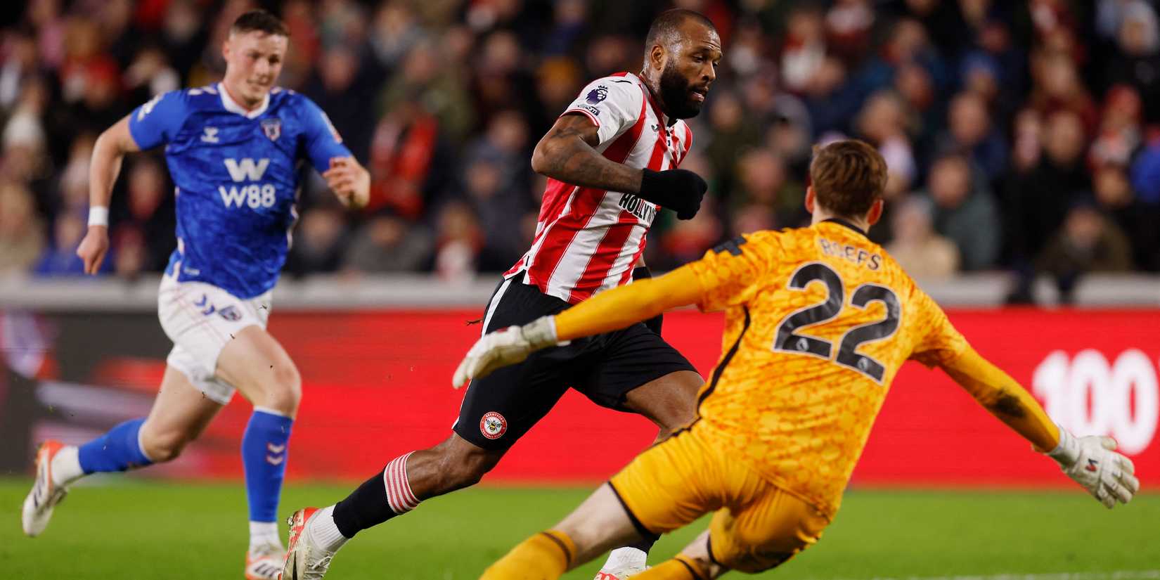 Igor Thiago, do Brentford, marca seu primeiro gol enquanto Robin Roefs, do Sunderland, tenta defender 