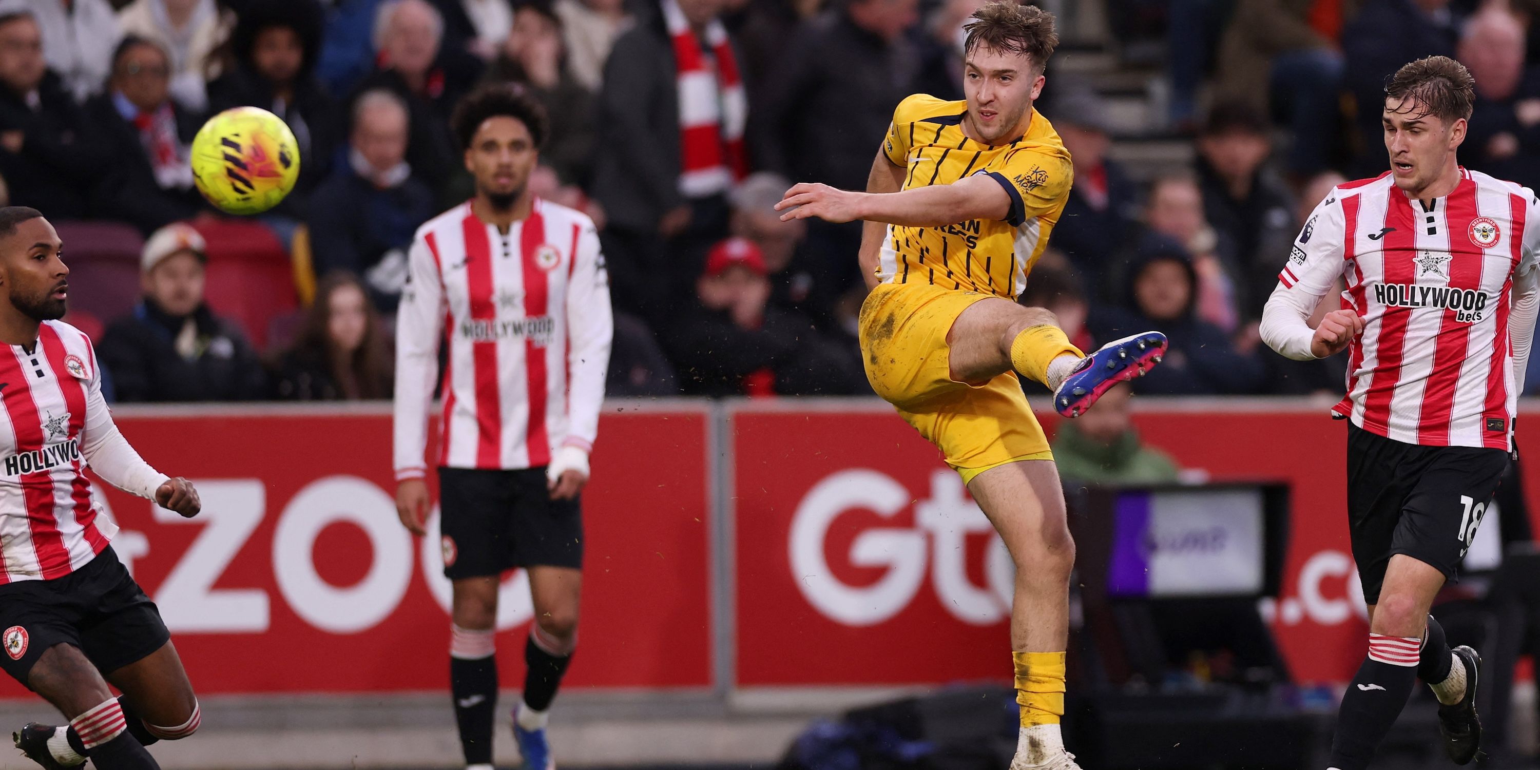 Jake Henselwood de Brighton e Hove Albion em ação com Yavar Yarmoluk de Brentford e Rico Henry
