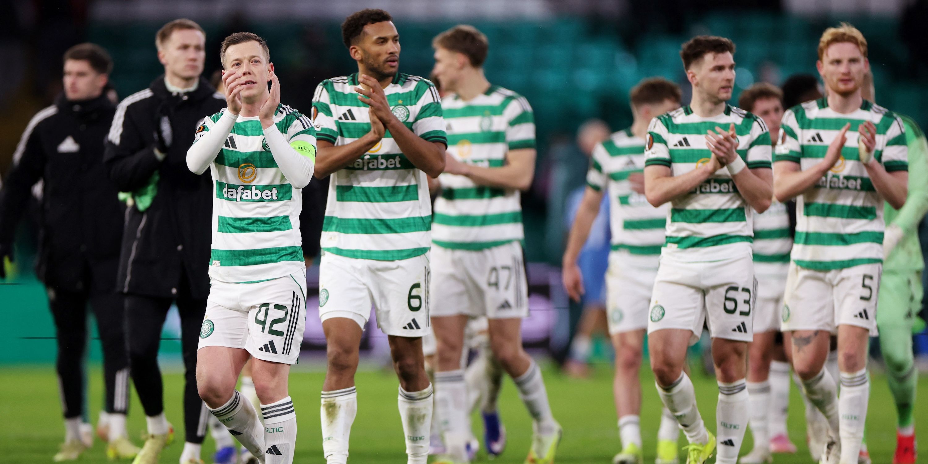 Callum McGregor, Austen Trusty e Kieran Tierney do Celtic aplaudem os torcedores após o jogo