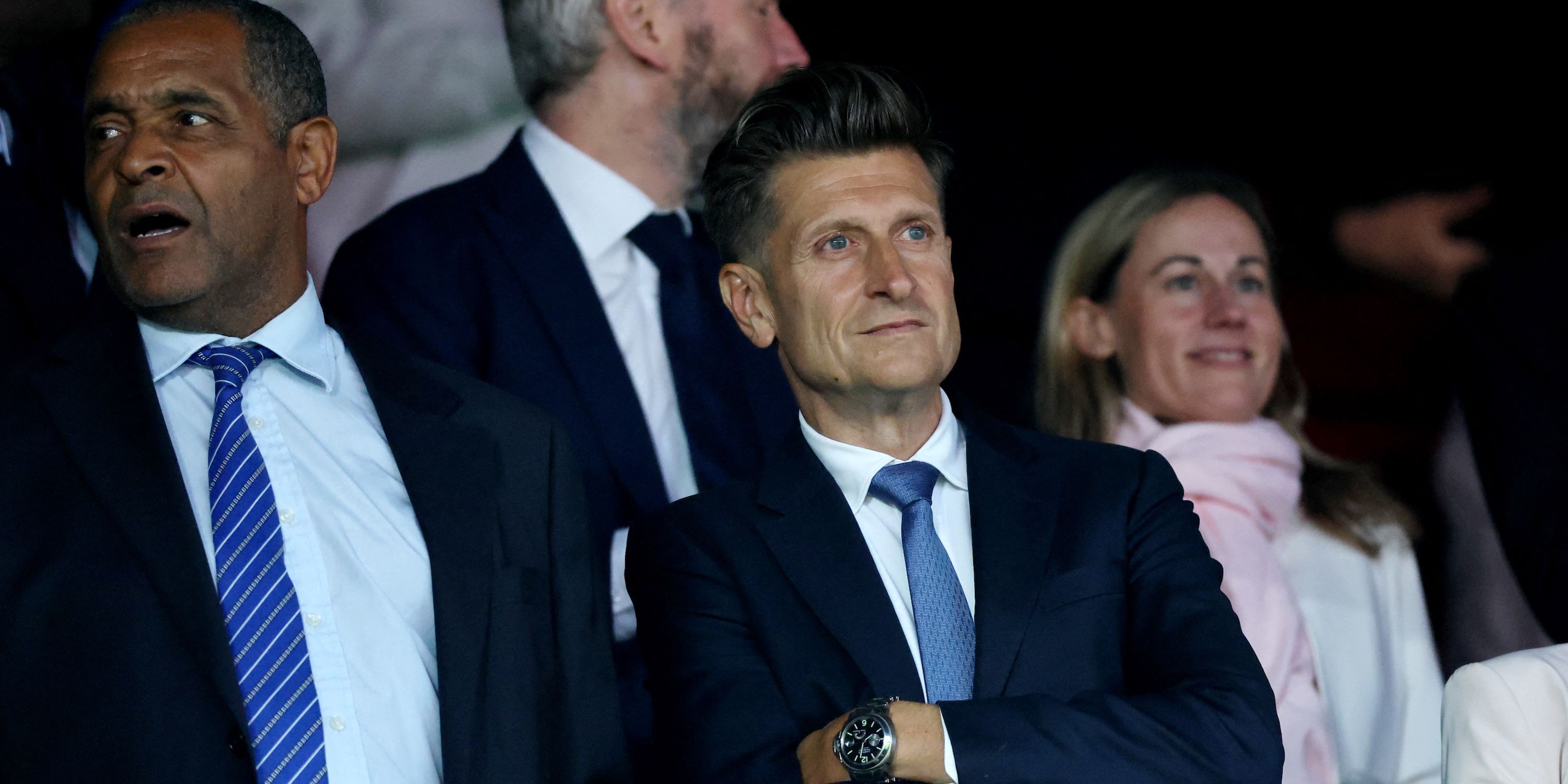 O coproprietário e presidente do Crystal Palace, Steve Parrish, e o ex-jogador Mark Bright nas arquibancadas antes da partida