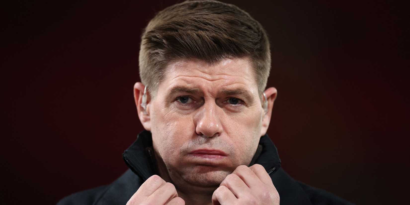 Ex-jogador do Liverpool Steven Gerrard antes da partida