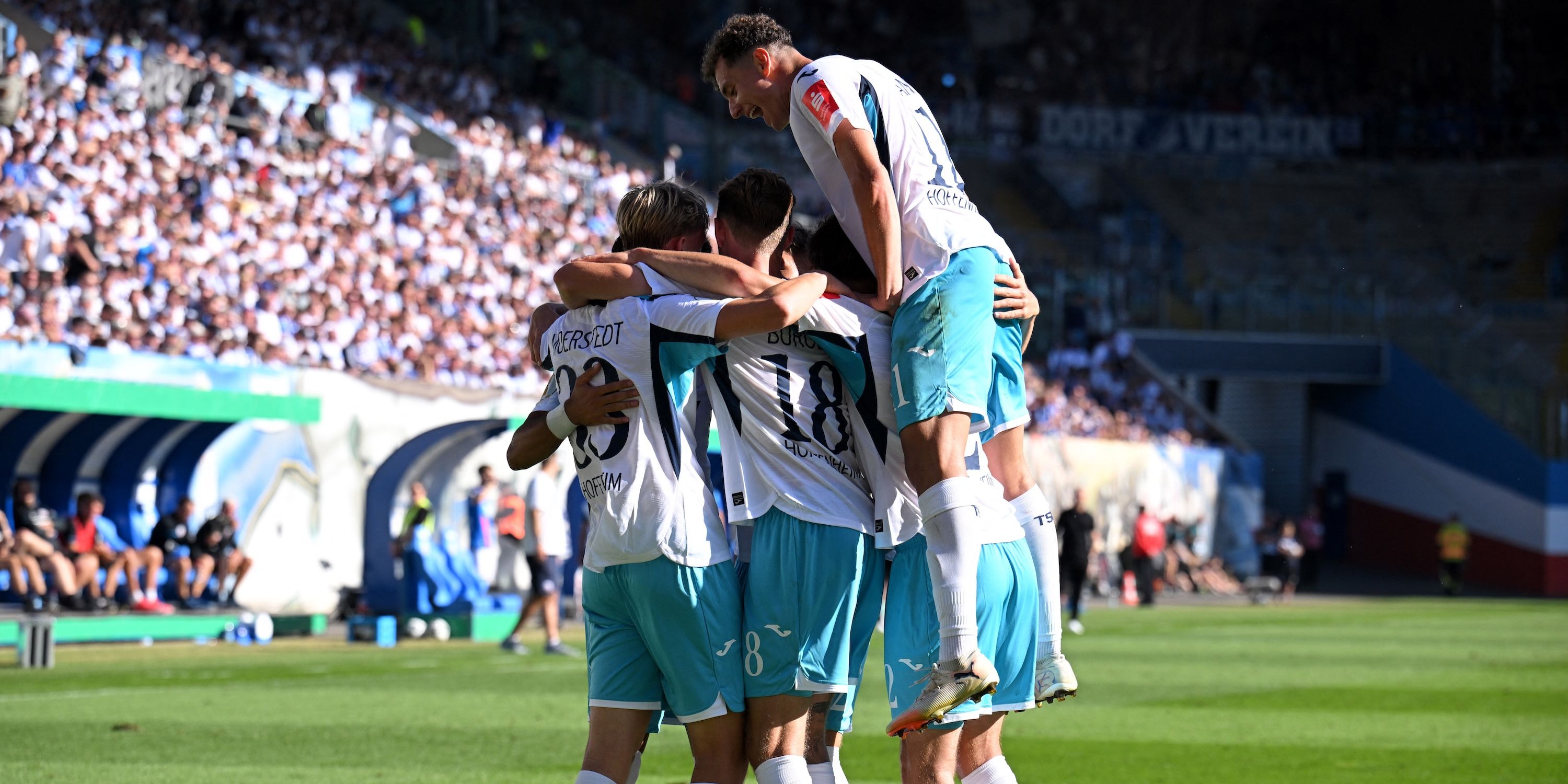 Max Morstedt, do Hoffenheim, comemora seu quarto gol com companheiros de equipe