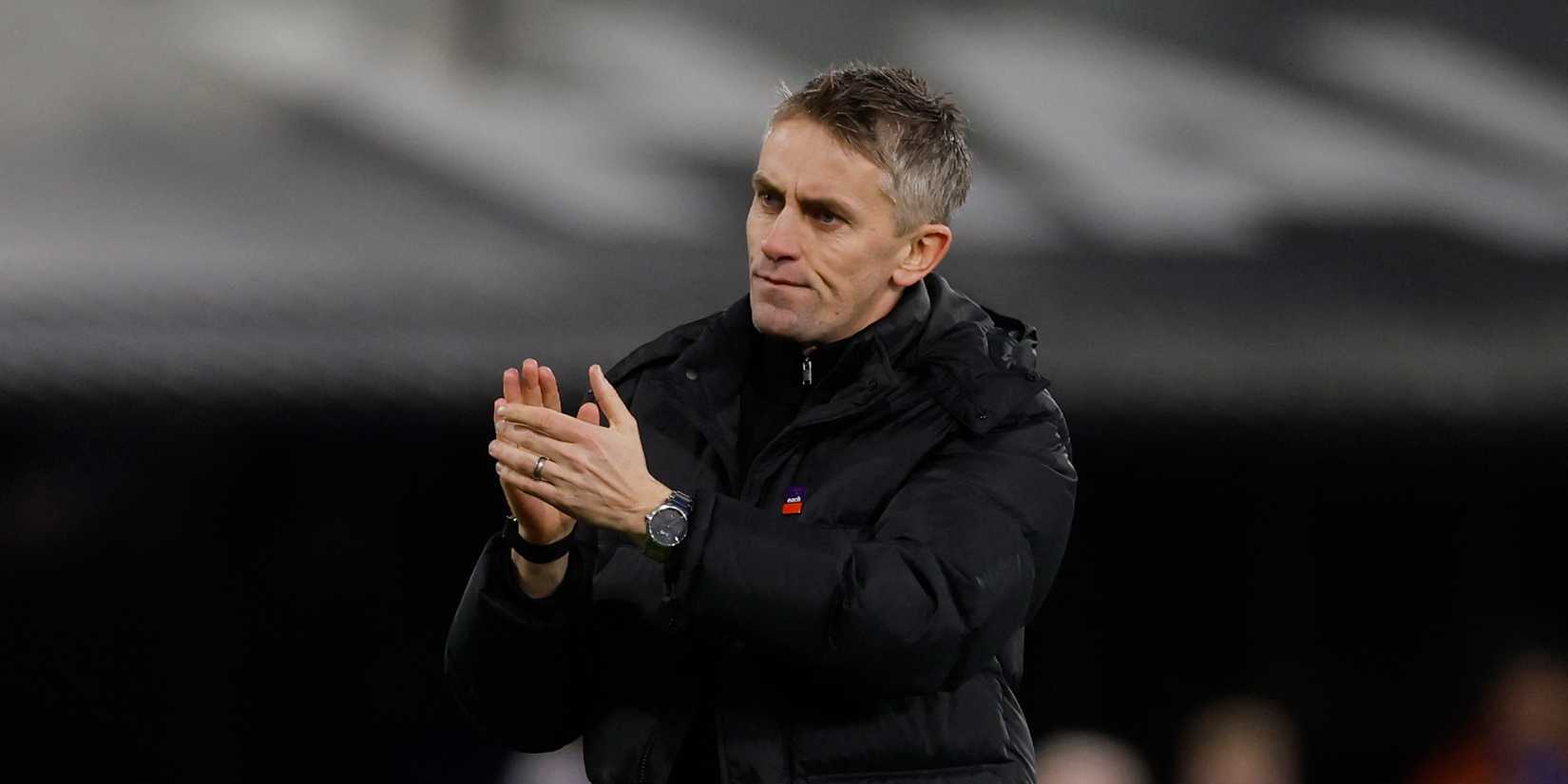 O técnico do Ipswich Town, Kieran McKenna, aplaude os torcedores após o jogo