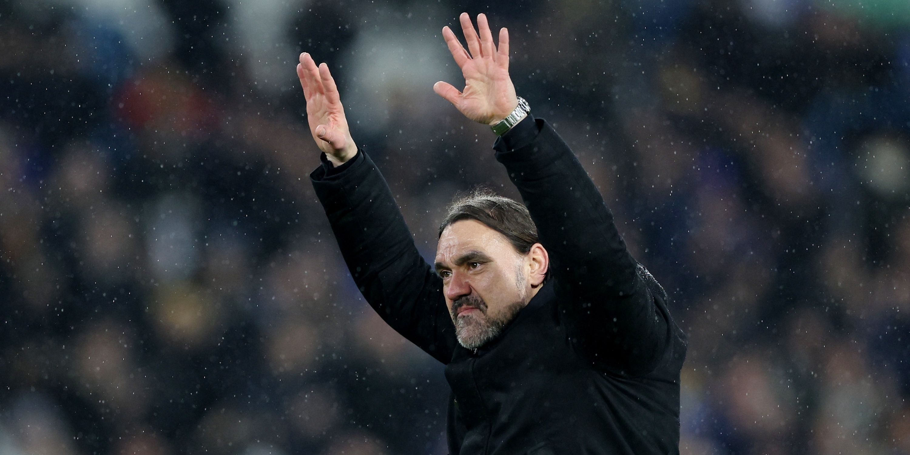     O técnico do Leeds United, Daniel Farke, comemora após o jogo