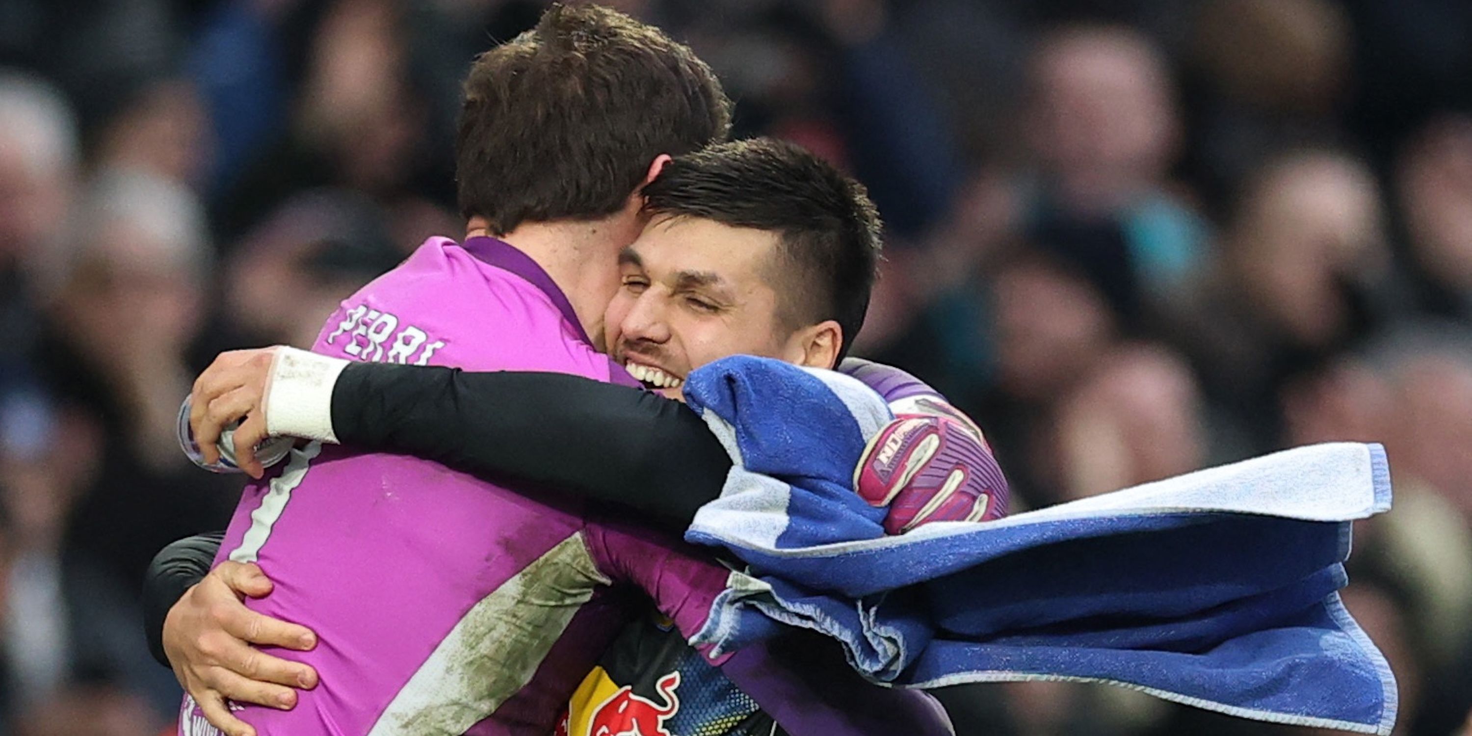     Lucas Perry e Joel Pirro, do Leeds United, comemoram após a partida