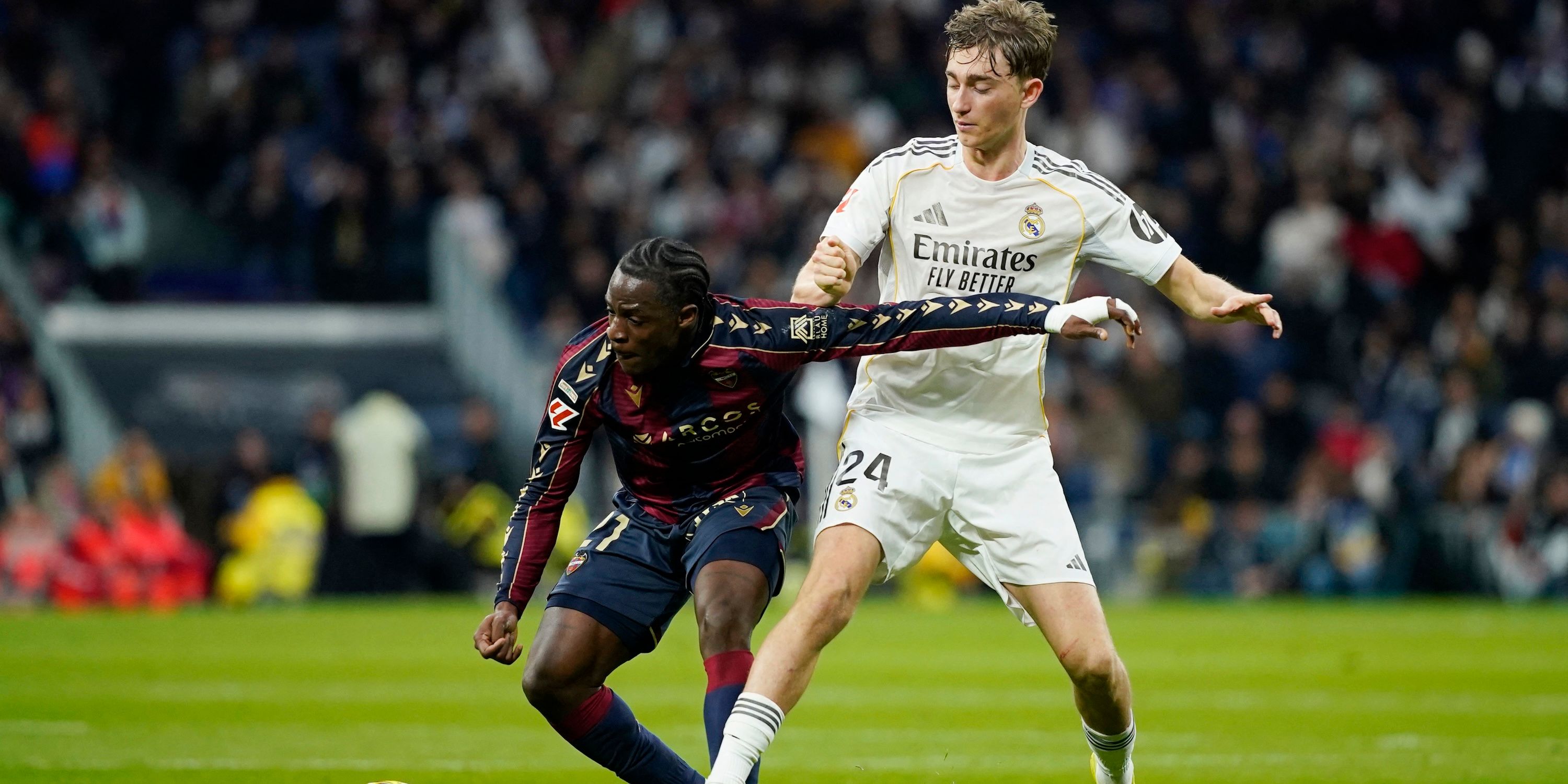 Etta Eyong do Levante em ação com Dean Huijsen do Real Madrid