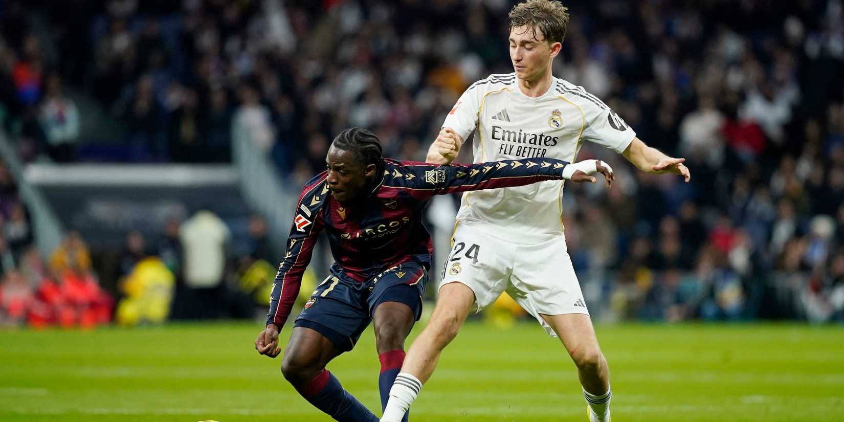 Etta Eyong do Levante em ação com Dean Huijsen do Real Madrid