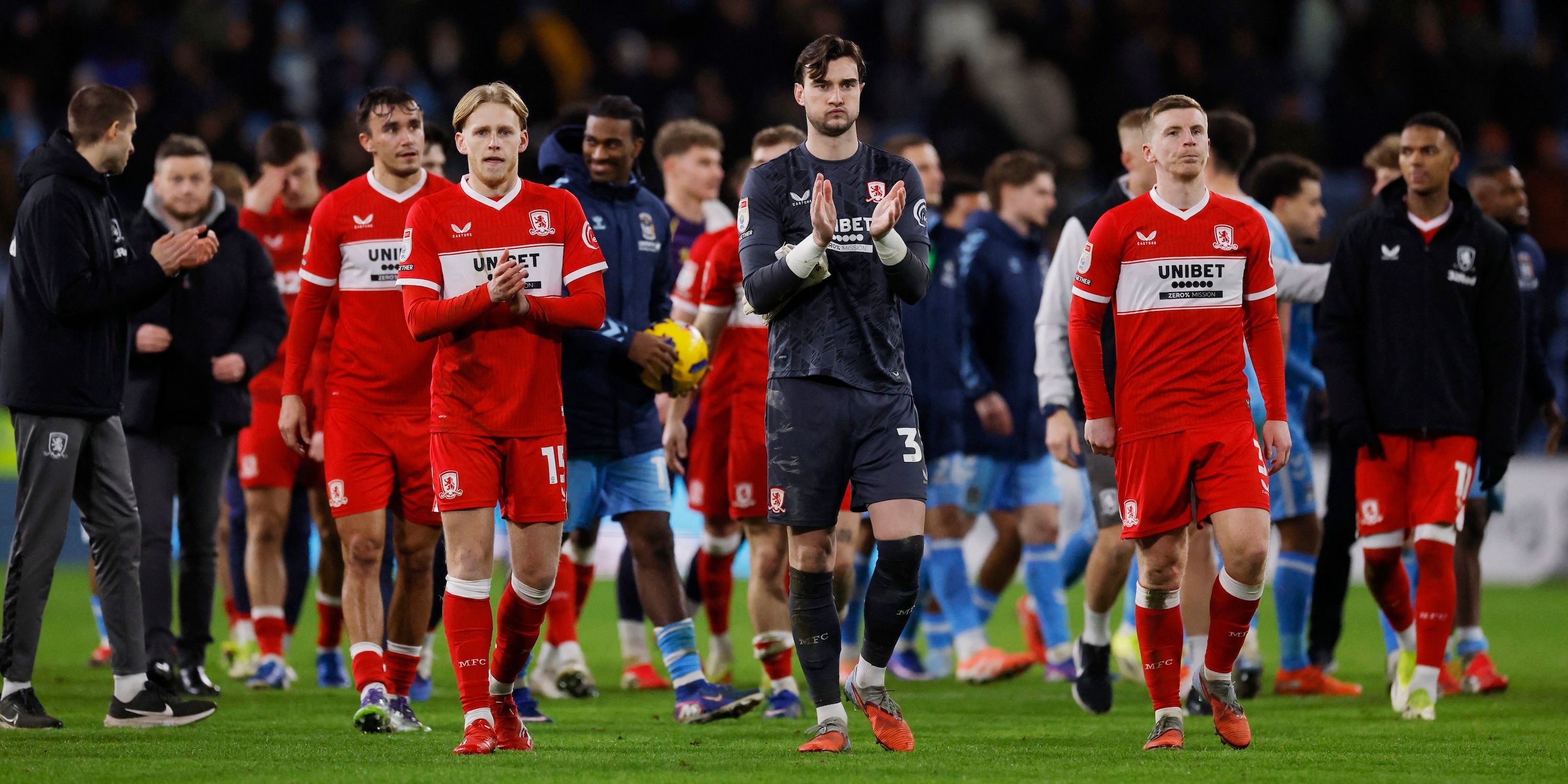 Solomon Bryan e Finley Munro, do Middlesbrough, parecem chateados ao aplaudir os torcedores após o jogo