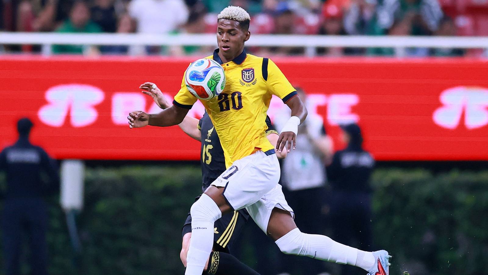 Sunderland agree shock move to sign Nilson Angulo; medical already underway